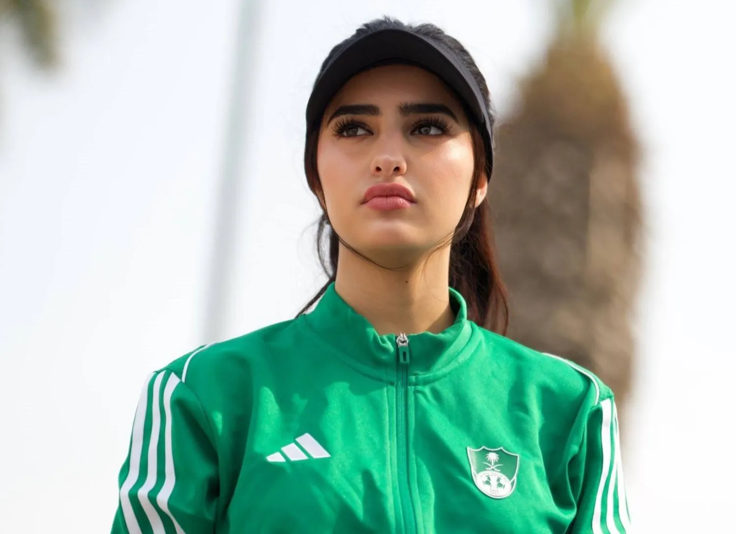 يارا الحقباني لاعبة التنس بشعار الأهلي (حساب اللاعبة منصة إكس)