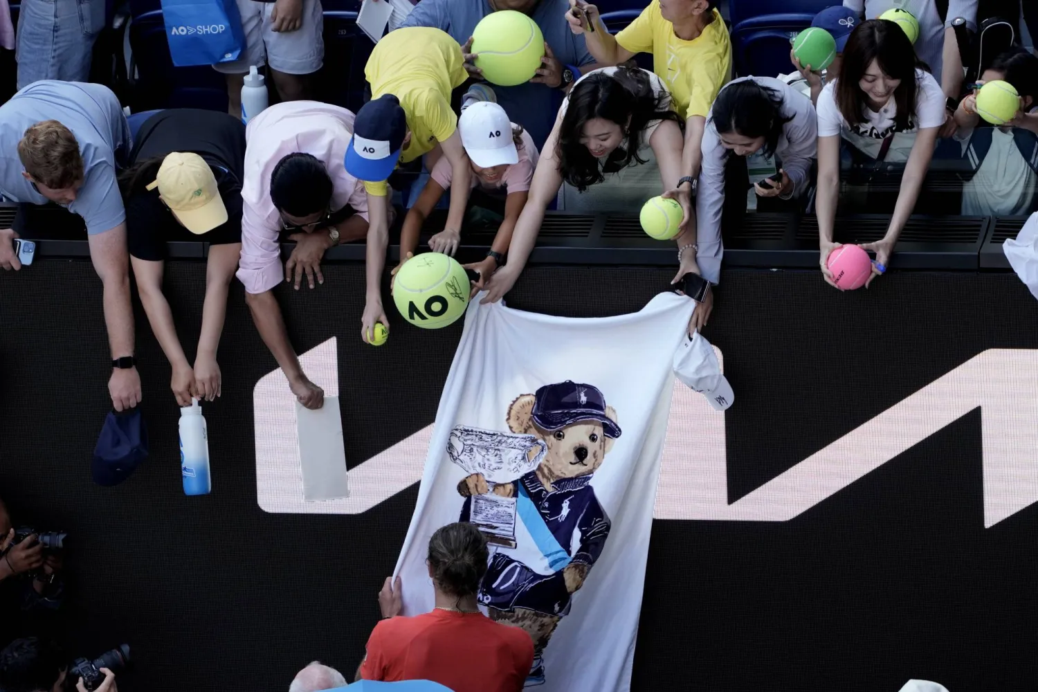 زفيريف يوقع لمعجبيه عقب تأهله إلى نصف النهائي (أ.ب)