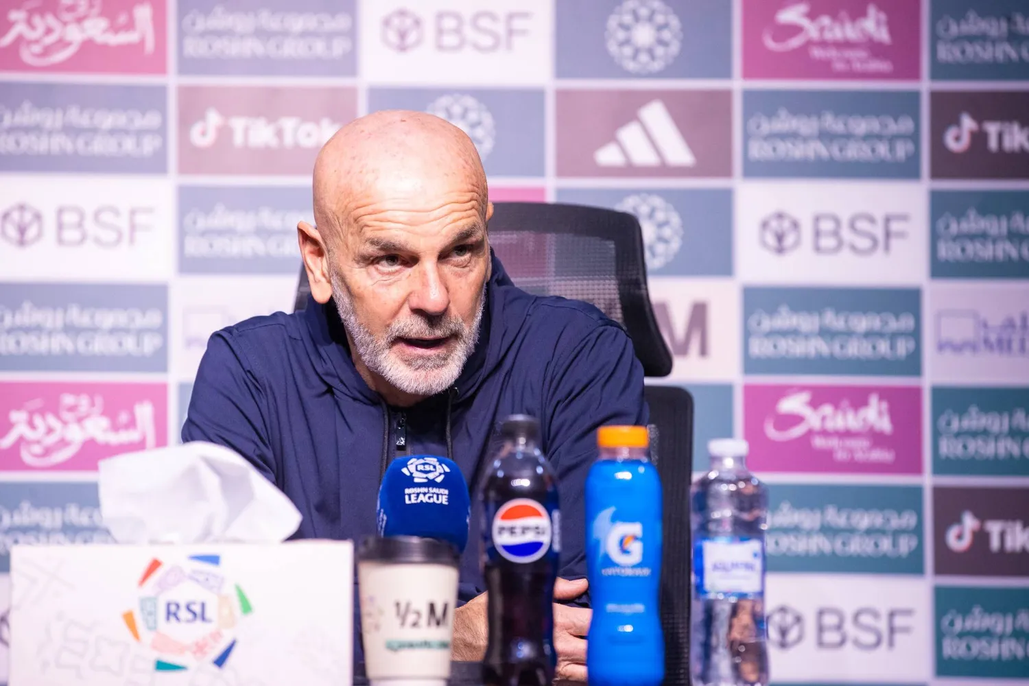 بيولي مدرب فريق النصر في المؤتمر الصحافي (تصوير: عيسى الدبيسي)