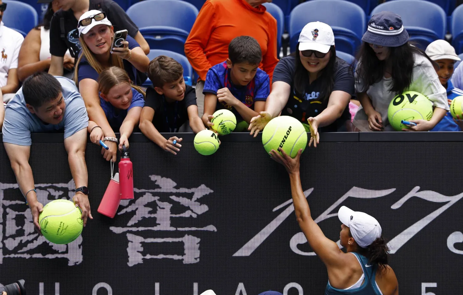 ماديسون كيز توقع للجماهير بعد فوزها في مباراة ربع النهائي (رويترز)