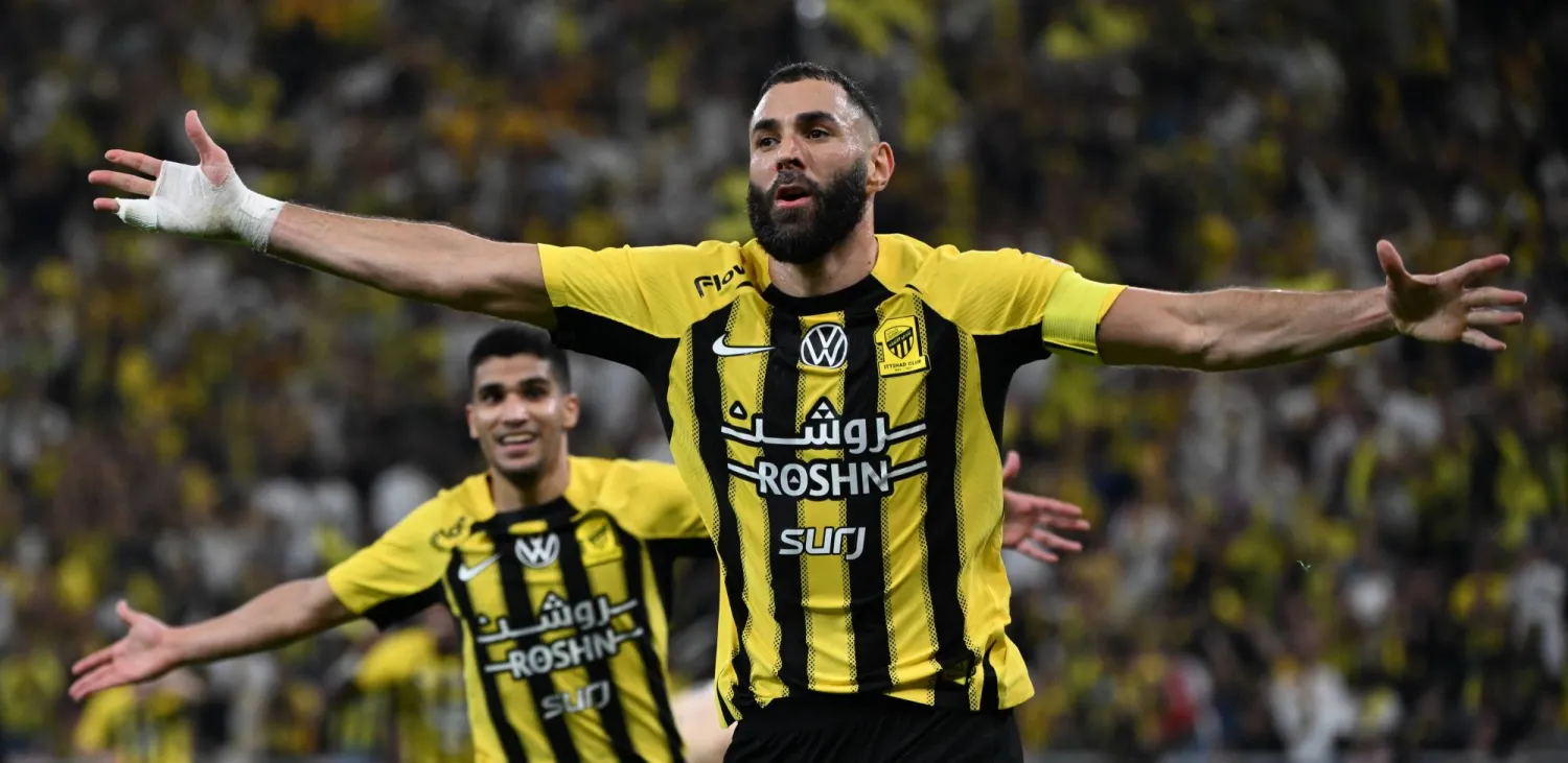 كريم بنزيمة محتفلاً بهدفه في شباك الشباب (تصوير: علي خمج)