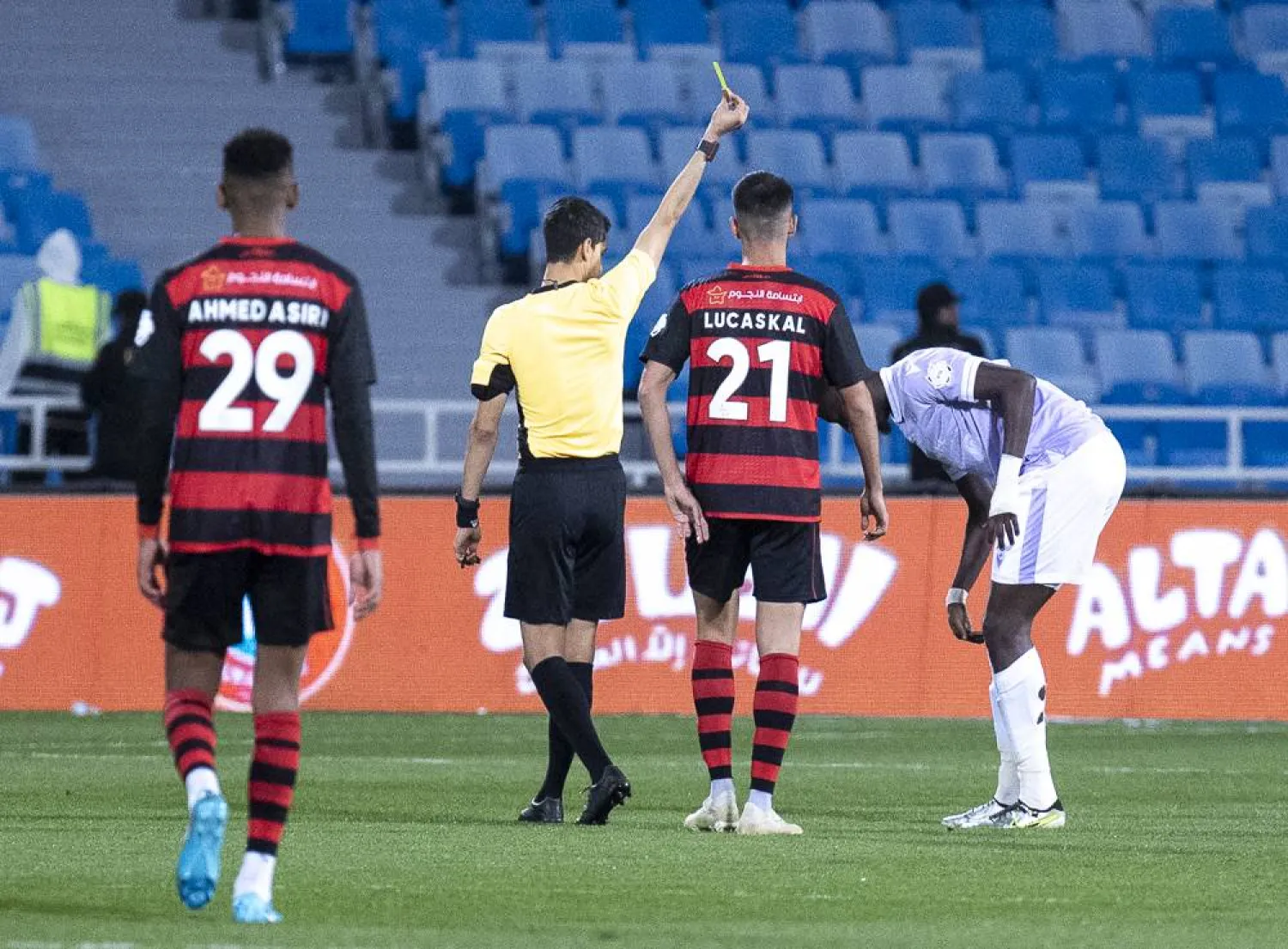 التعاون بات في صدارة الفرق الأكثر تحصلا على البطاقات الحمراء (تصوير: سعد الدوسري)