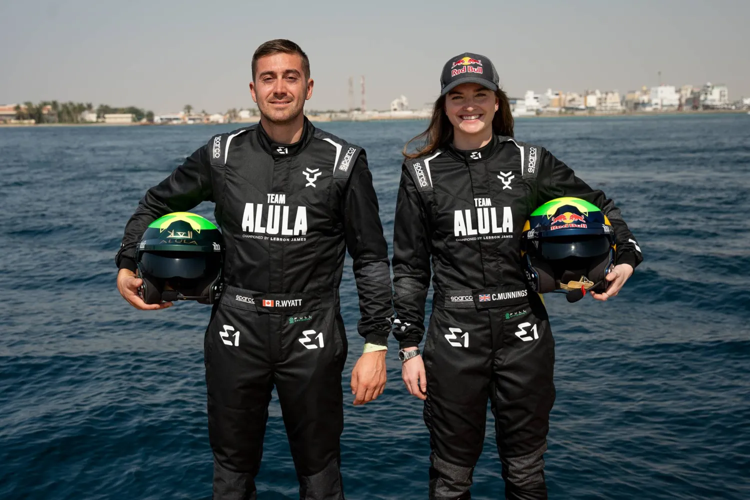 يجمع الفريق رستي وايت وكاتي مانينغز المعروفين بمهارتهما في قيادة القوارب الكهربائية (الشرق الأوسط)