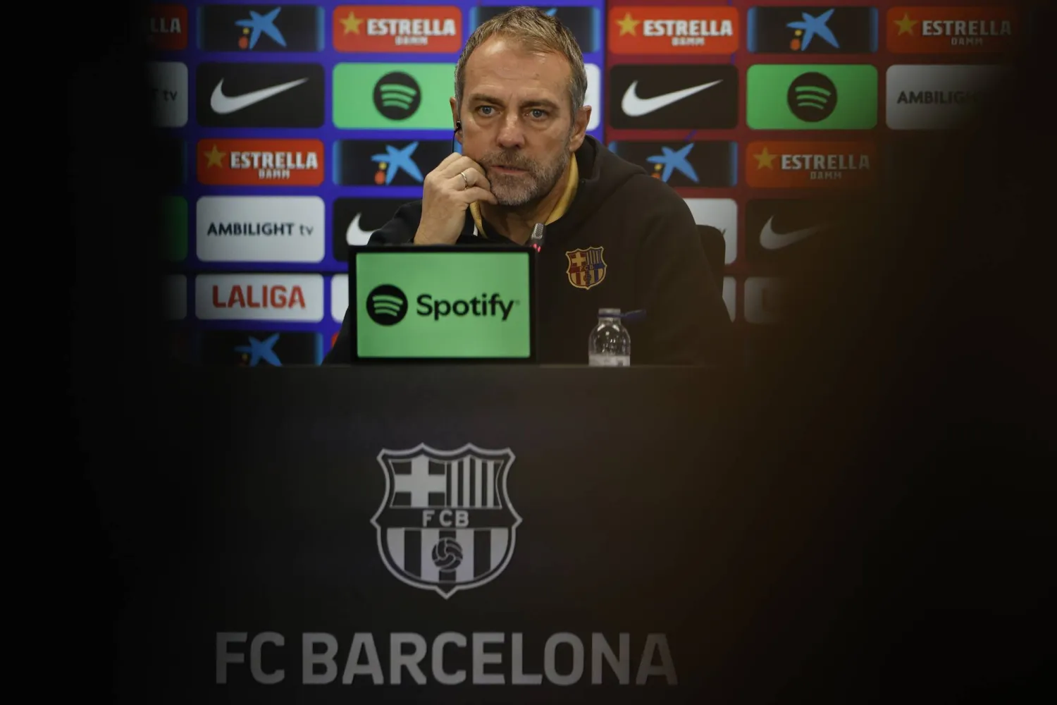 هانز فليك مدرب برشلونة مستعد لمواجهة فالنسيا (إ.ب.أ)