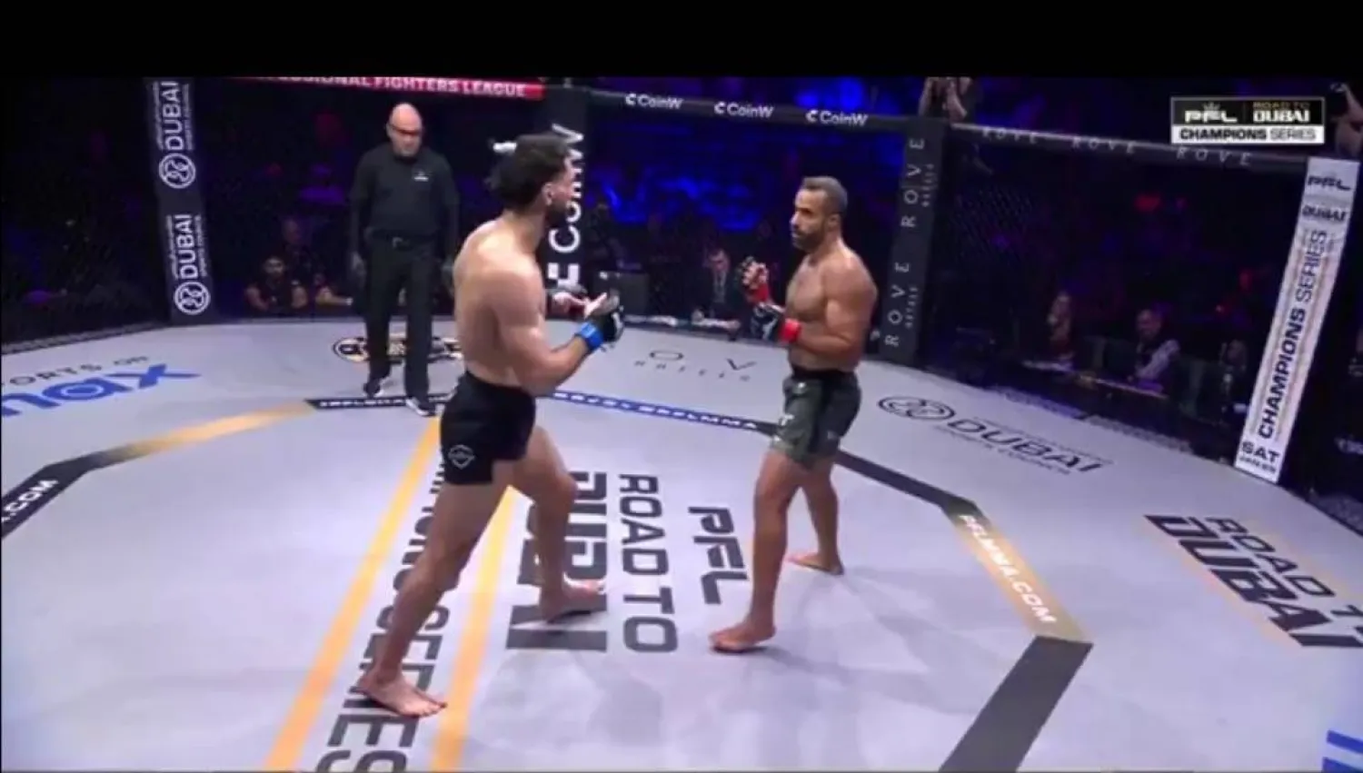 المقاتل السعودي خلال النزال أمام خصمه البريطاني (بي إف إل)