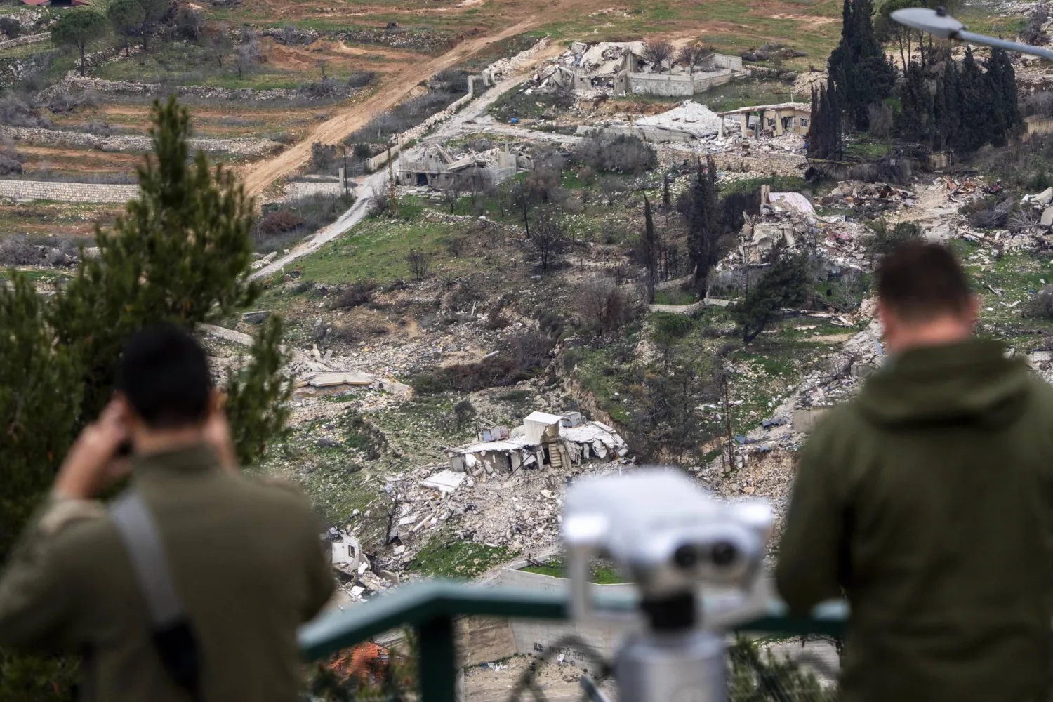 جنود إسرائيليون على مشارف بلدة في جنوب لبنان (أ.ب)