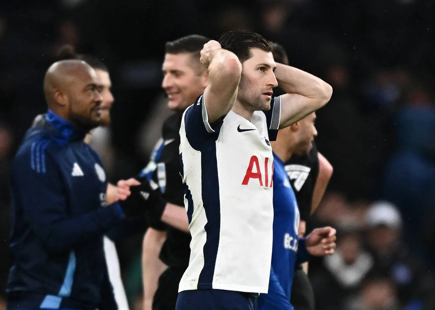 حسرة بن ديفيز لاعب توتنهام بعد نهاية المباراة بالهزيمة الرابعة توالياً (رويترز)