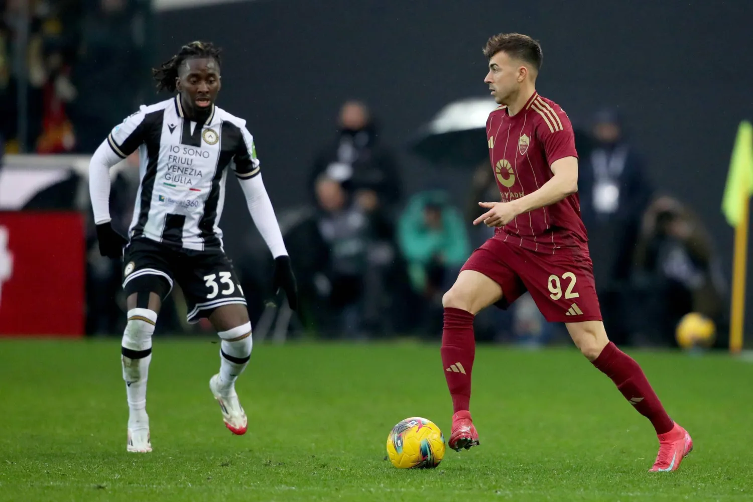 روما هزم أودينيزي واقترب من المراكز الأوروبية (إ.ب.أ)