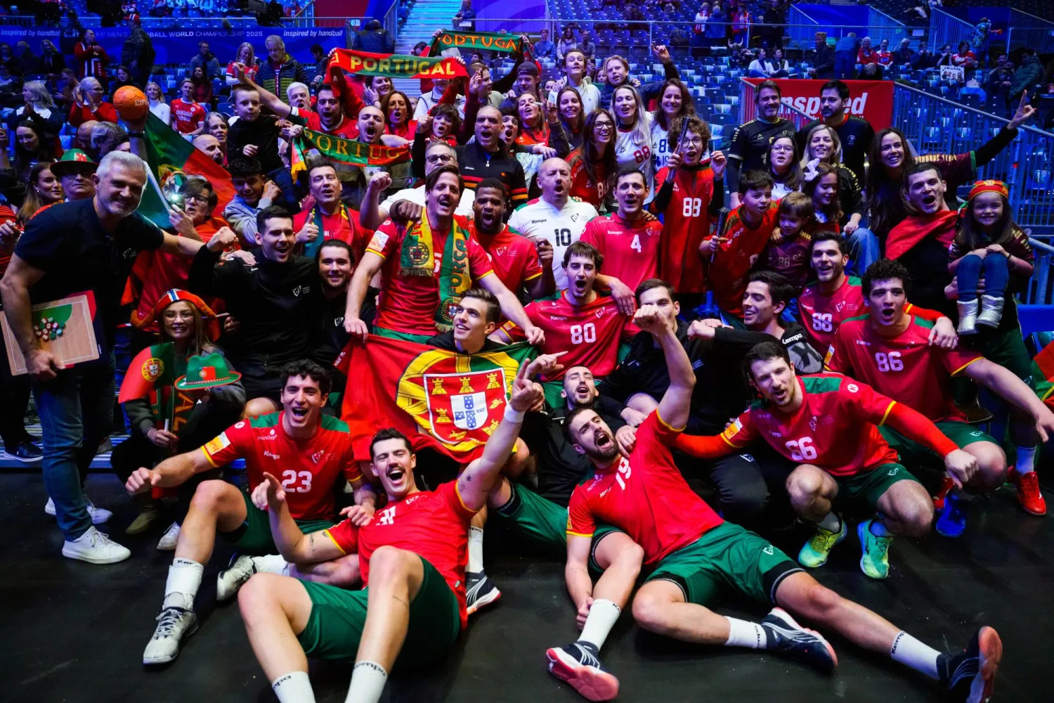 فرحة لاعبي البرتغال بالفوز على تشيلي والتأهل لربع نهائي مونديال اليد (إ.ب.أ)