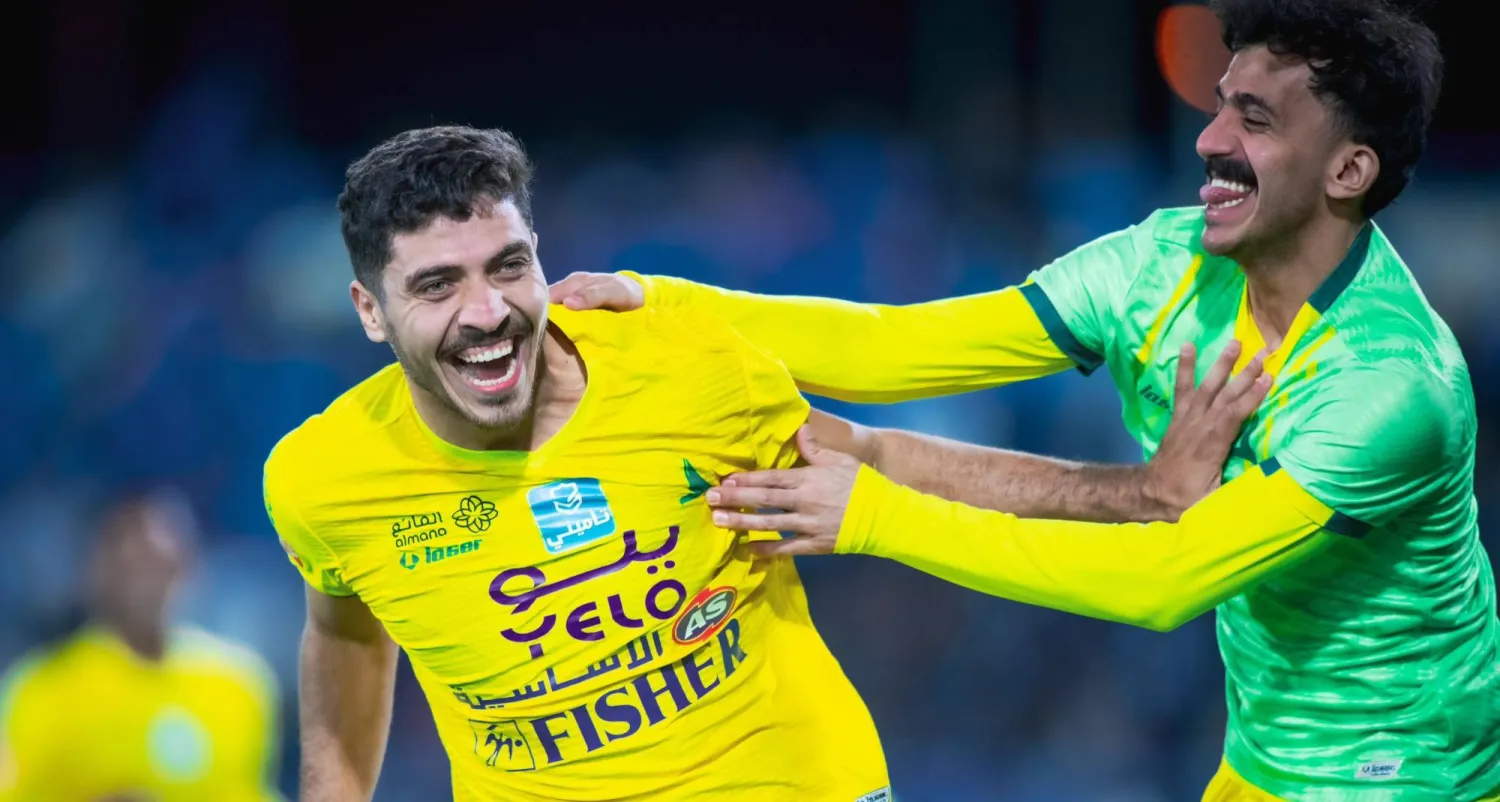 محمد شريف يحتفل بهدفه في شباك الأخدود (نادي الخليج)