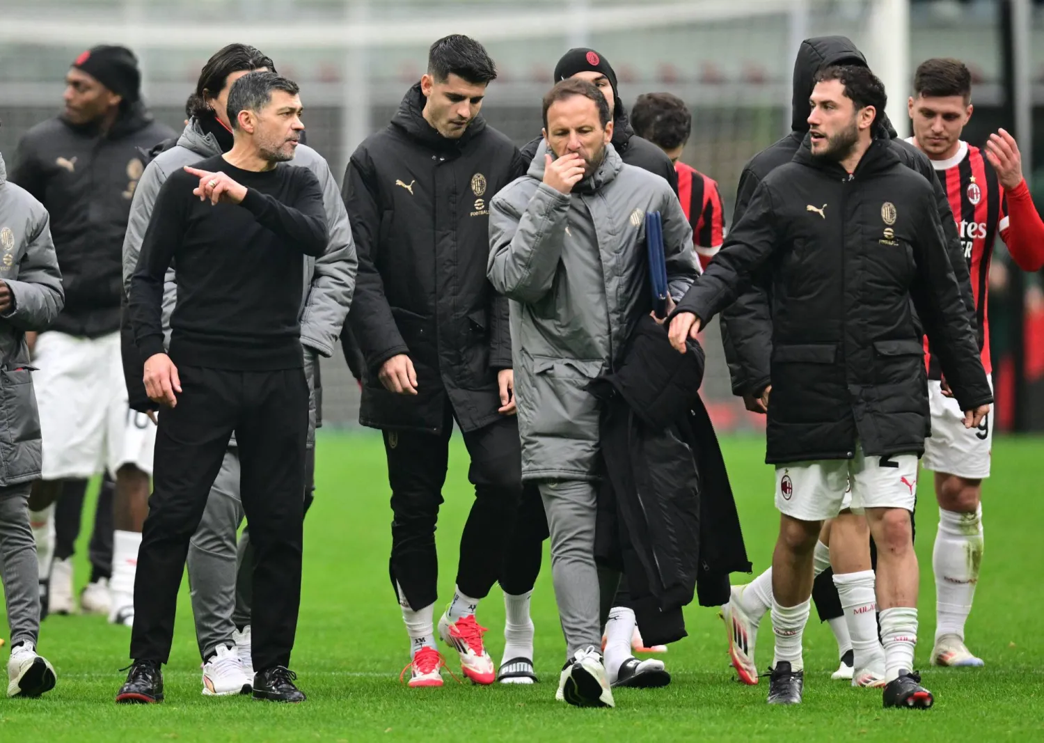 سيرجيو كونسيساو أثناء المشادة الساخنة مع دافيدي كالابريا (رويترز)