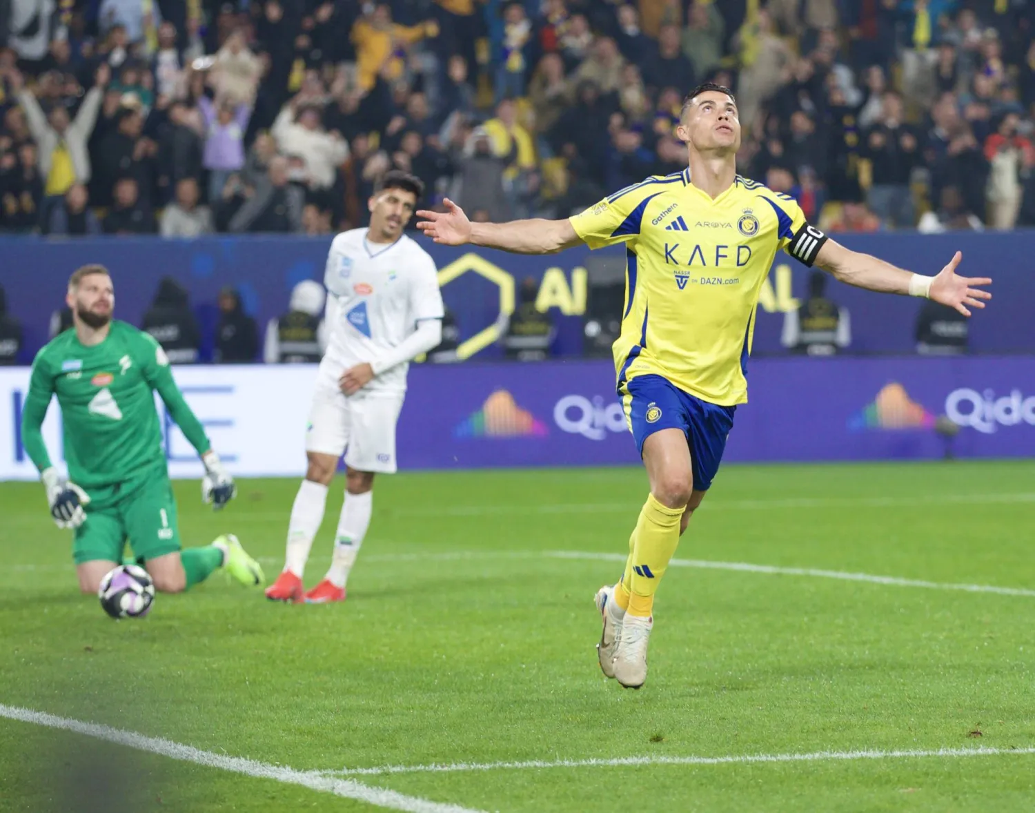 رونالدو يحتفل بالهدف الثالث لفريقه في شباك الفتح (تصوير: نايف العتيبي)