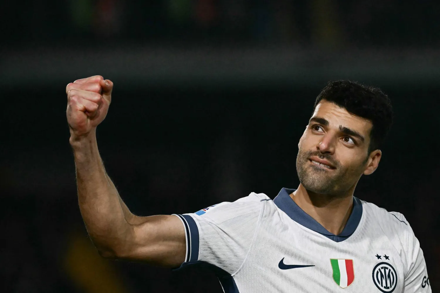 الإيراني مهدي طارمي يحتفل بهدفه في مرمى ليتشي (أ.ف.ب) 