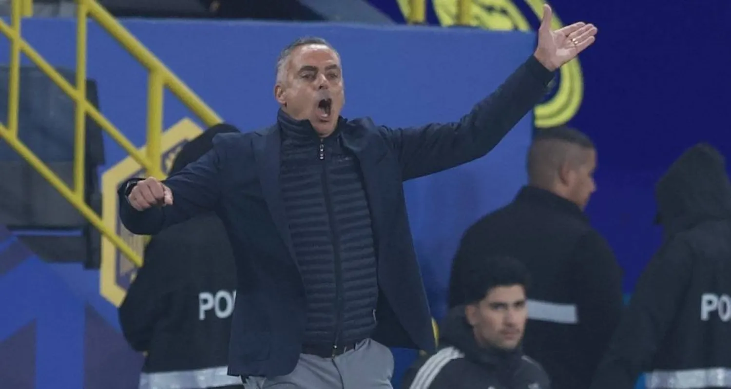 غوميز يوجه لاعبي الفتح خلال المباراة (نايف العتيبي)