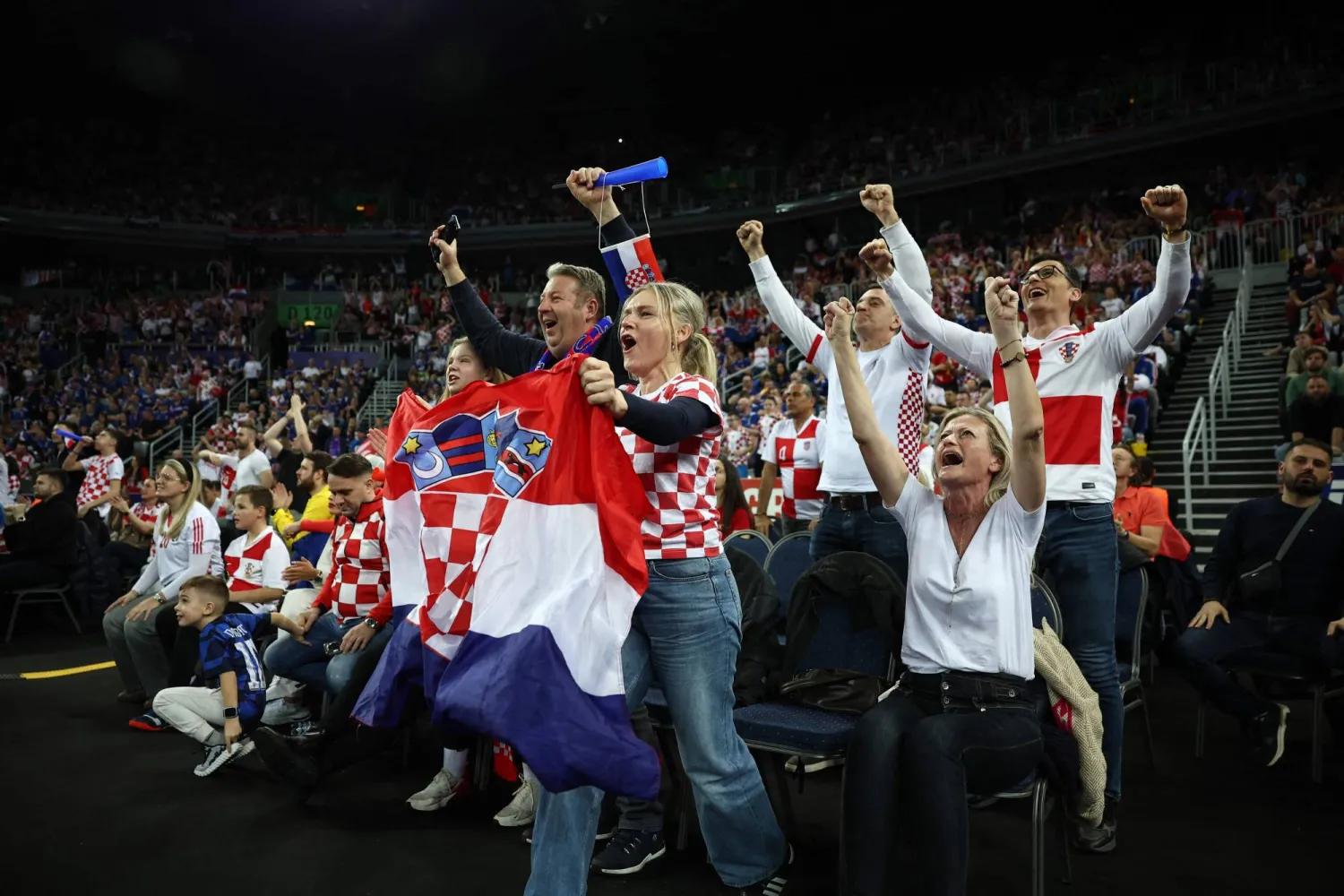 فرحة جماهير كرواتيا بفوز منتخبها وتأهله إلى ربع نهائي مونديال اليد (أ.ف.ب)