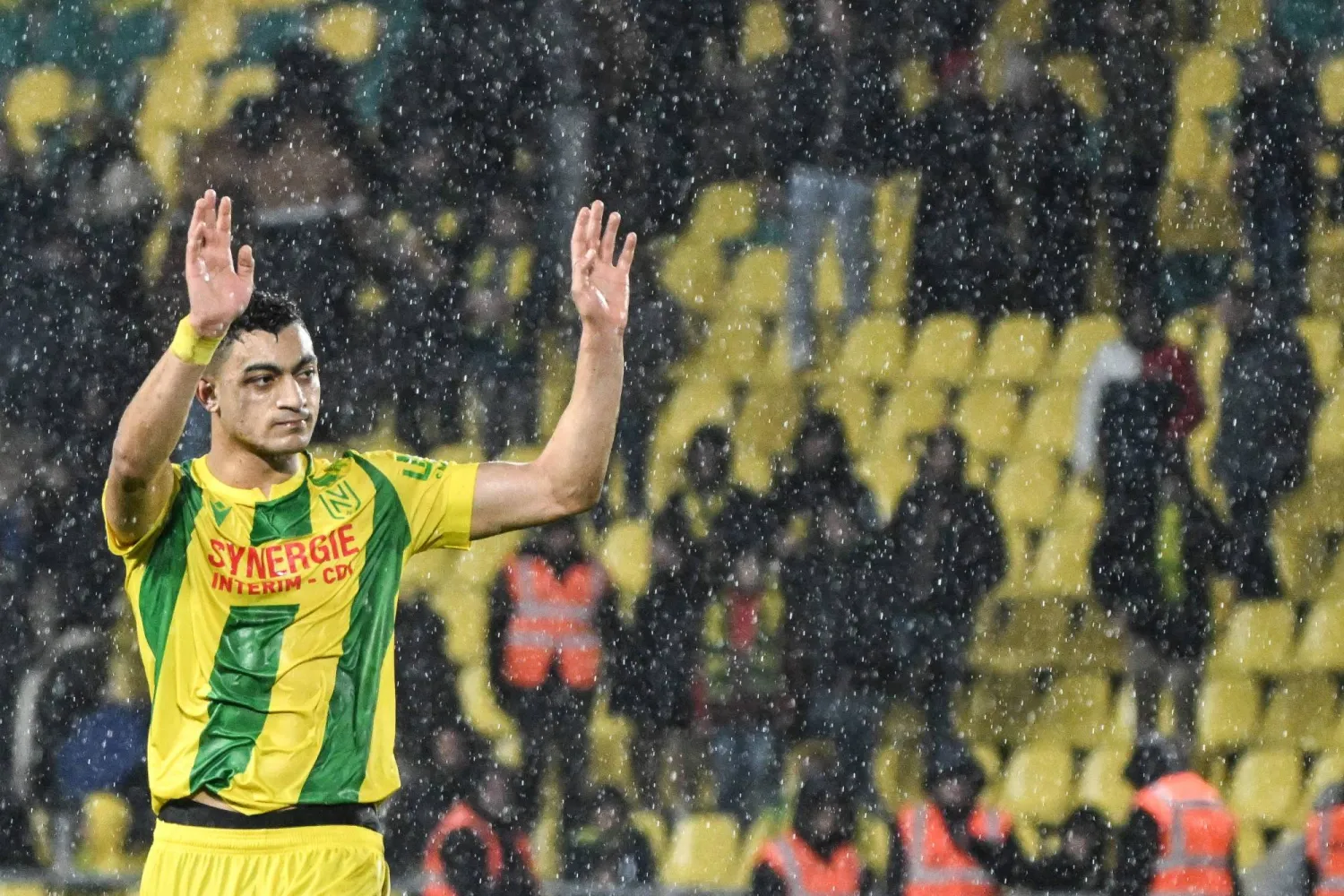 المصري مصطفى محمد يلوح لجماهير نانت بعد تسجيله هدف التعادل في مرمى ليون (أ.ف.ب) 