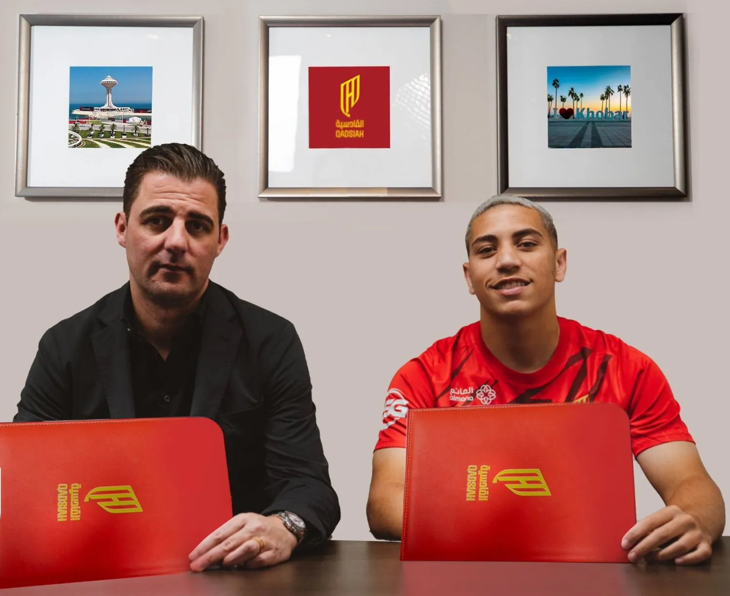أنتون خلال توقيعه مع الموهبة كارفاليو (نادي القادسية)