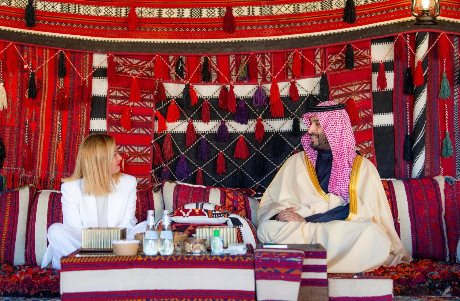 ولي العهد السعودي لدى استقباله رئيسة الوزراء الإيطالية في العلا أمس (واس)