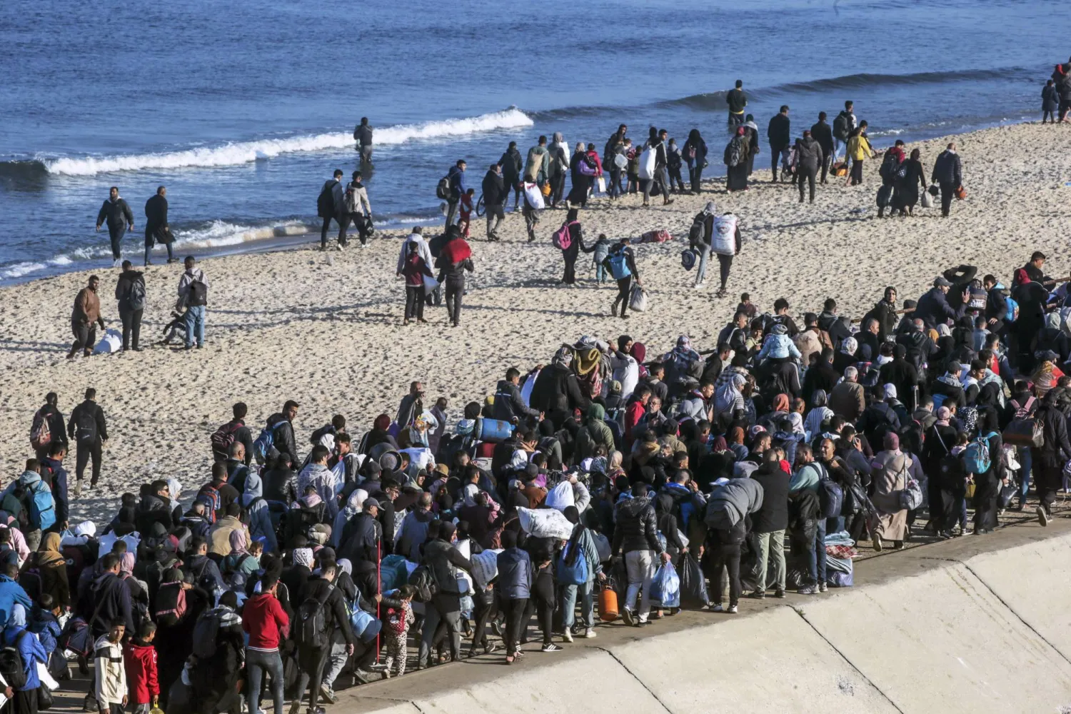 نزح معظم سكان غزة البالغ عددهم 2.4 مليون شخص مرات عدة أحياناً جراء الحرب التي اندلعت على أثر هجوم «حماس» على جنوب إسرائيل في 7 أكتوبر 2023 (إ.ب.أ)