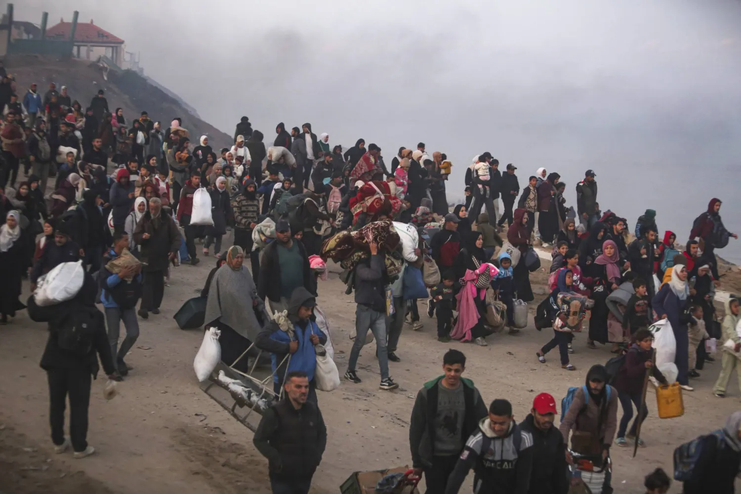 بموجب شروط اتفاق وقف النار كان من المقرر أن يعود سكان شمال قطاع غزة للمنطقة مطلع الأسبوع لكن إسرائيل قالت إن «حماس» انتهكت الاتفاق بعدم إطلاق سراح الرهينة المدنية يهود وأبقت نقاط العبور مغلقة (أ.ب)