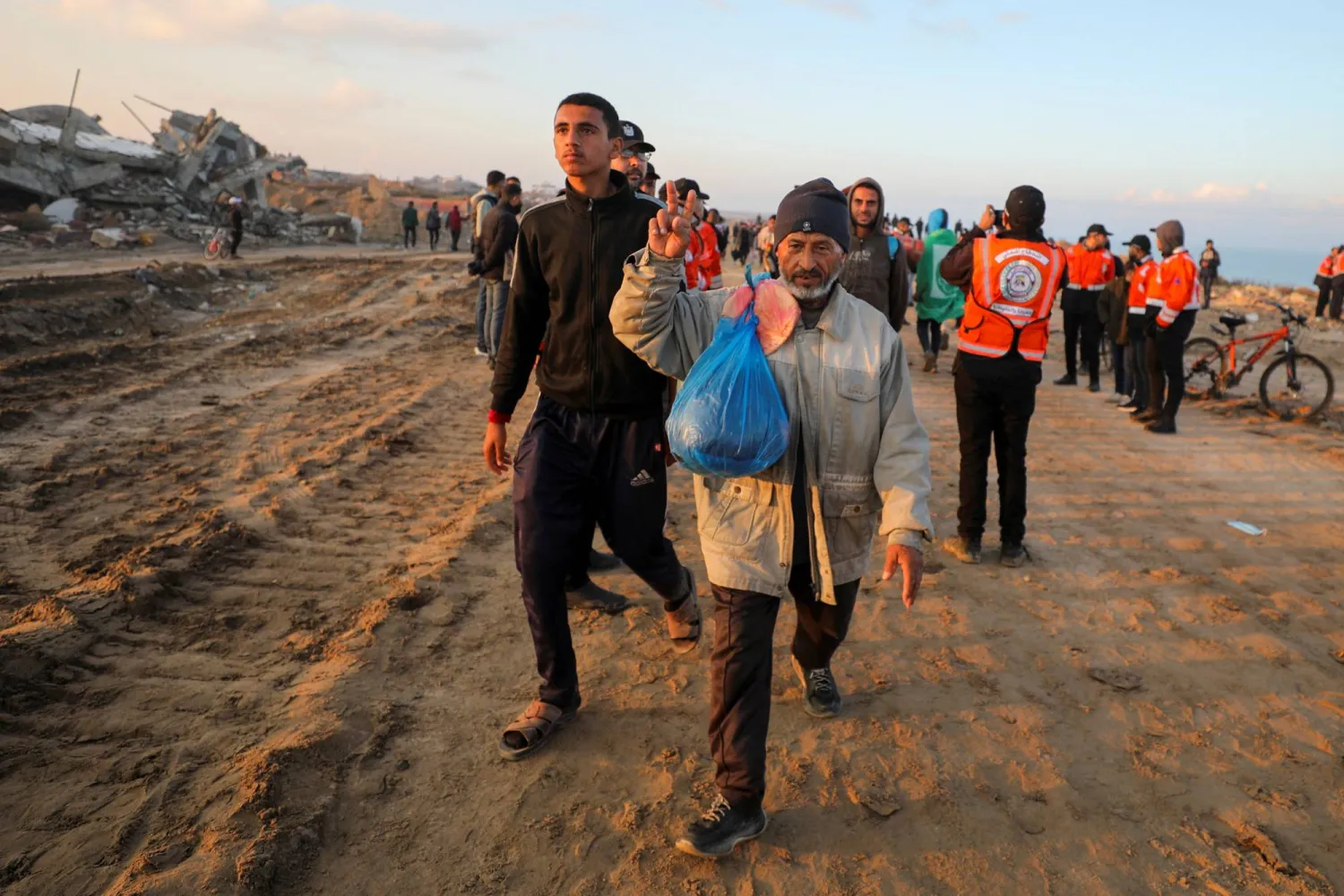 «الخارجية» القطرية أعلنت أنه جرى التوصل لتفاهم بين إسرائيل و«حماس» يقضي بتسليم المحتجَزة أربيل يهود واثنين من الرهائن قبل يوم الجمعة على أن يبدأ الفلسطينيون العودة إلى شمال قطاع غزة (رويترز)