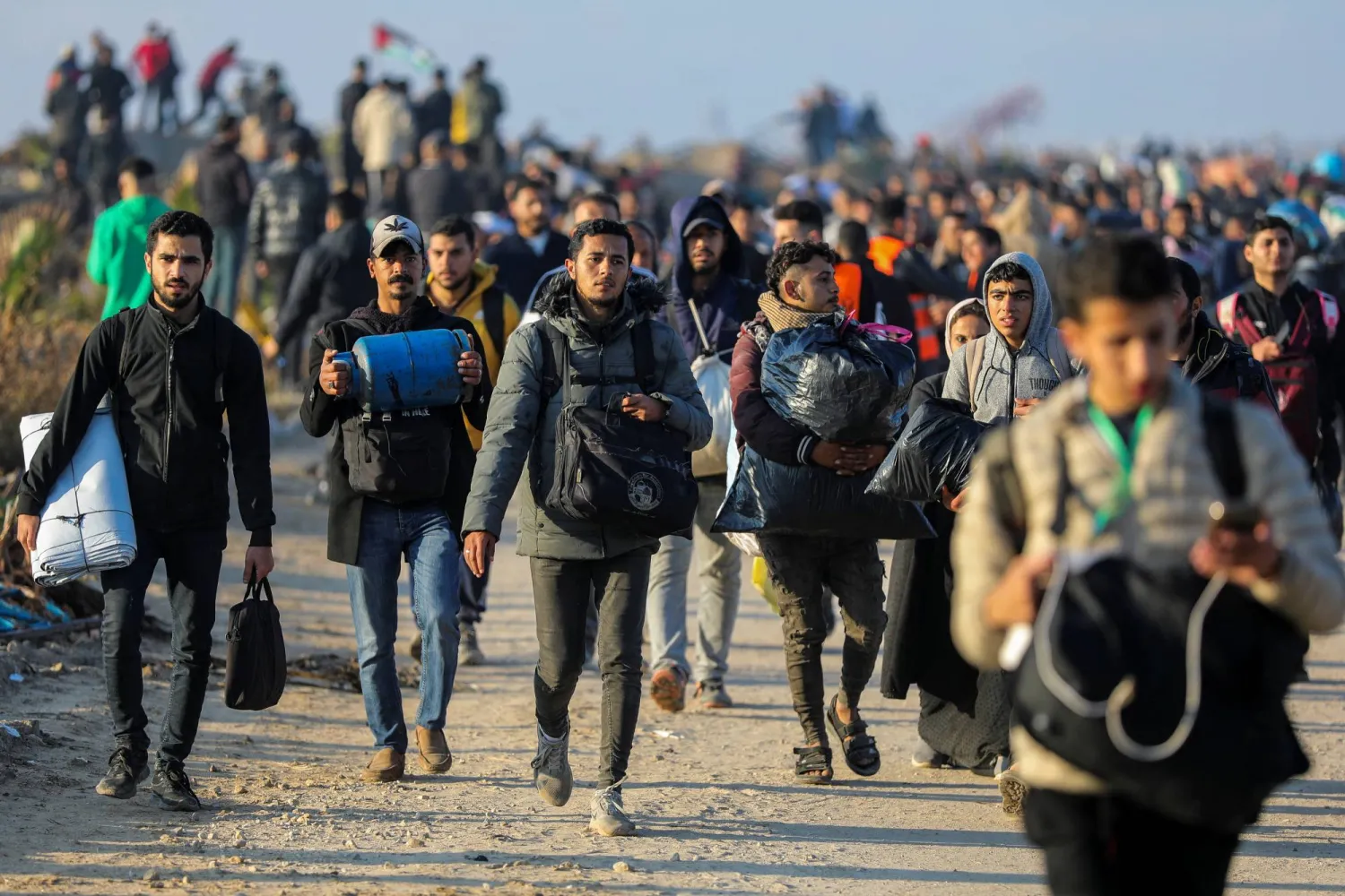 مع ورود أنباء فتح نقاط العبور انطلقت صيحات الفرح من آلاف الأُسر النازحة بالملاجئ ومخيمات النازحين واستعد الجميع للعودة إلى شمال غزة (رويترز)