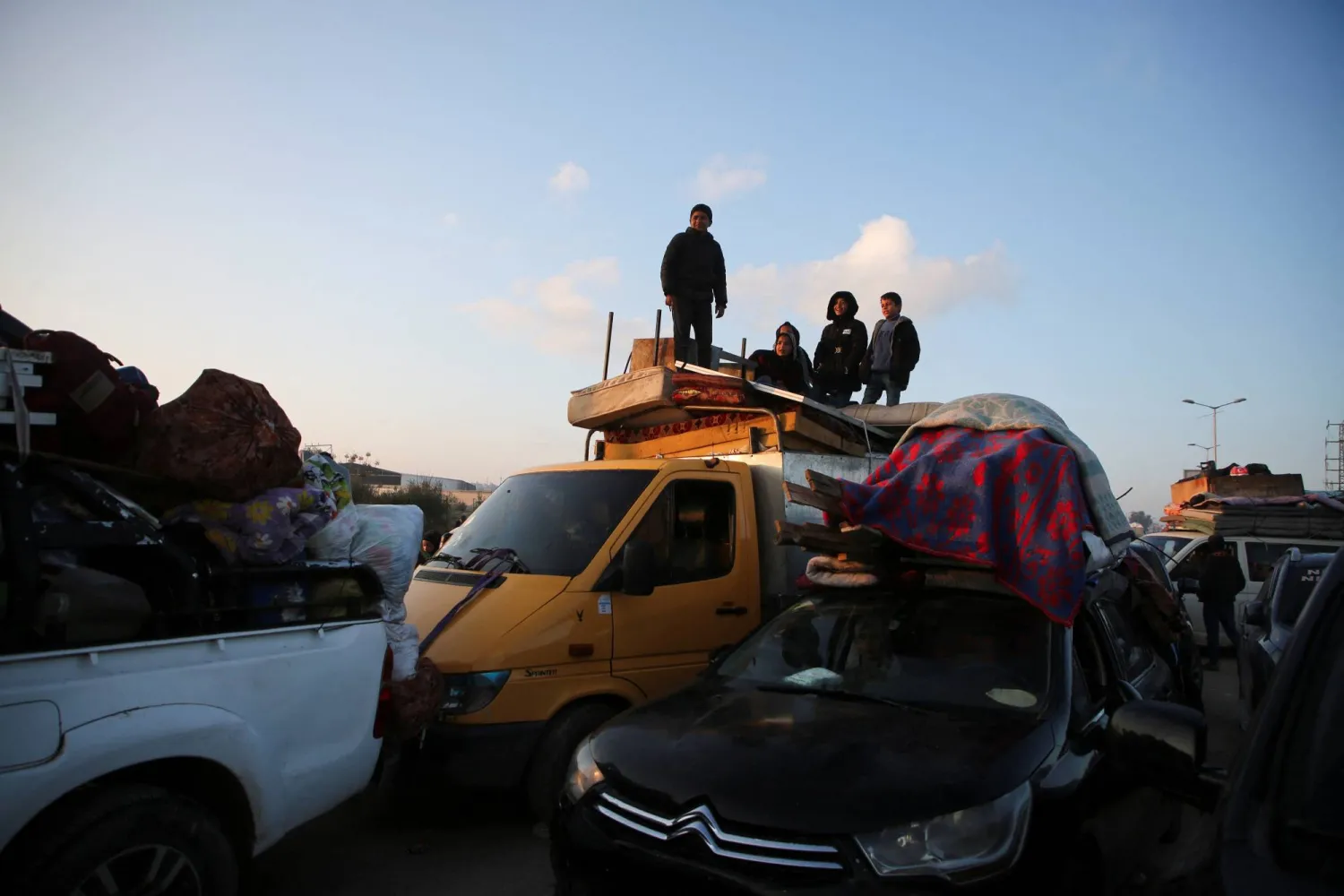 يسمح بعبور المركبات بعد فحصها عبر شارع صلاح الدين (رويترز)