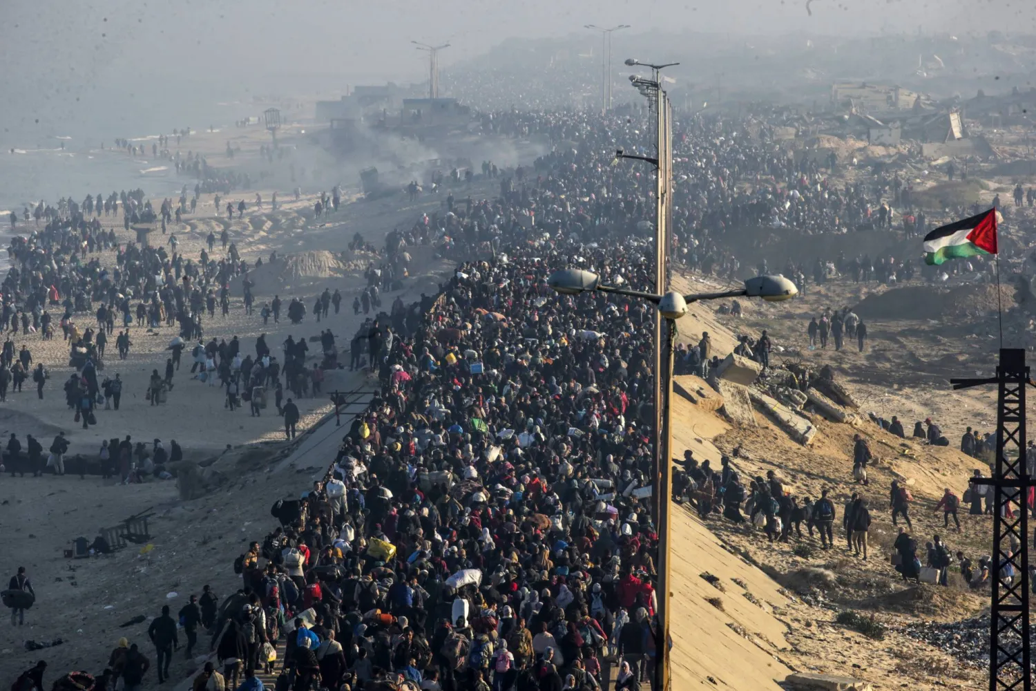 صورة بطائرة مُسيّرة تُظهر عشرات الآلاف من الفلسطينيين في طريقهم إلى منازلهم بشمال قطاع غزة بعد وقف إطلاق النار (رويترز)