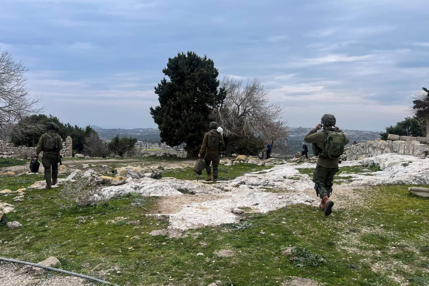 جنود إسرائيليون عند الحدود مع لبنان (رويترز)