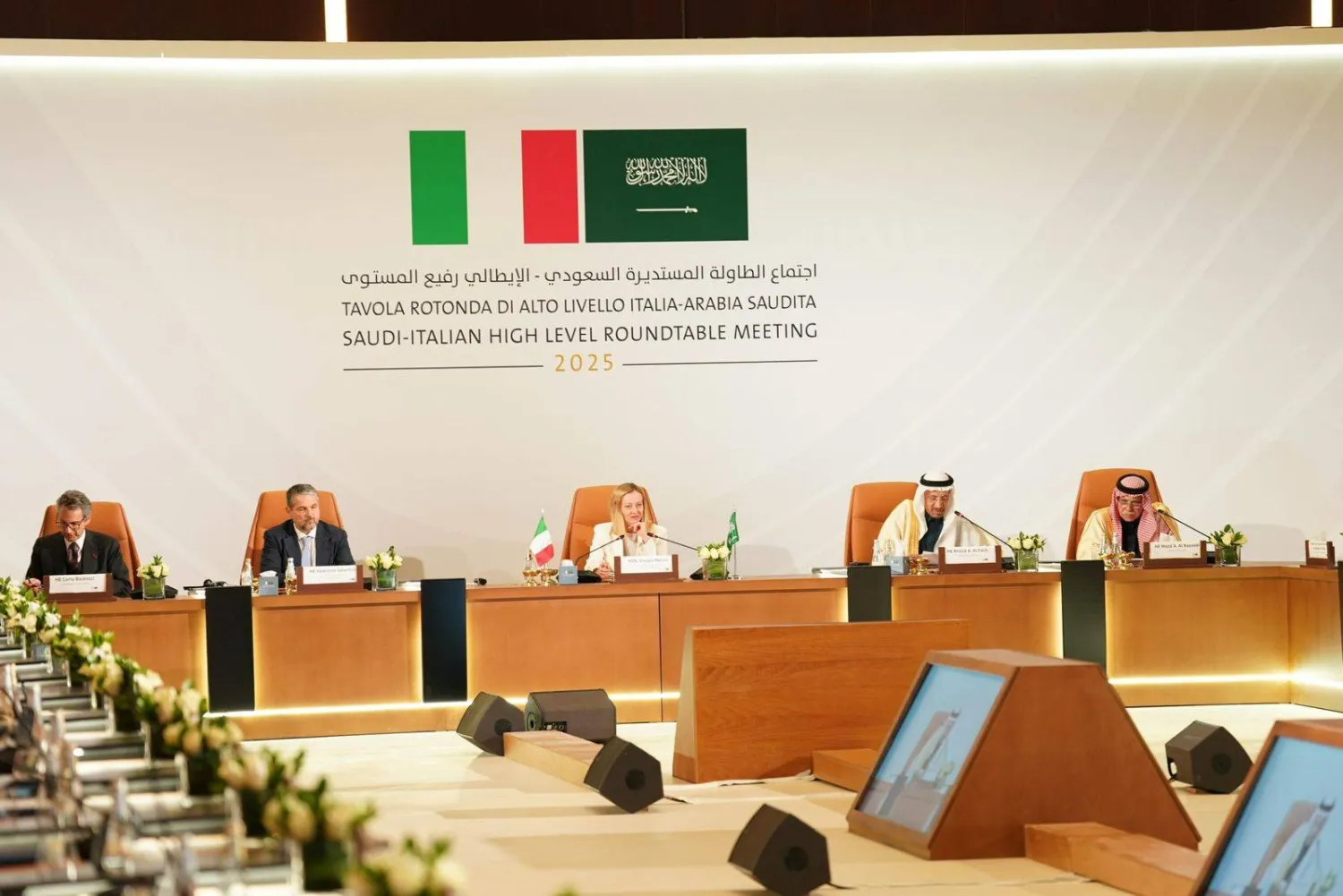 رئيسة الوزراء الإيطالية ووزراء التجارة والاستثمار من البلدين خلال اجتماع في العلا (وزارة الاستثمار)