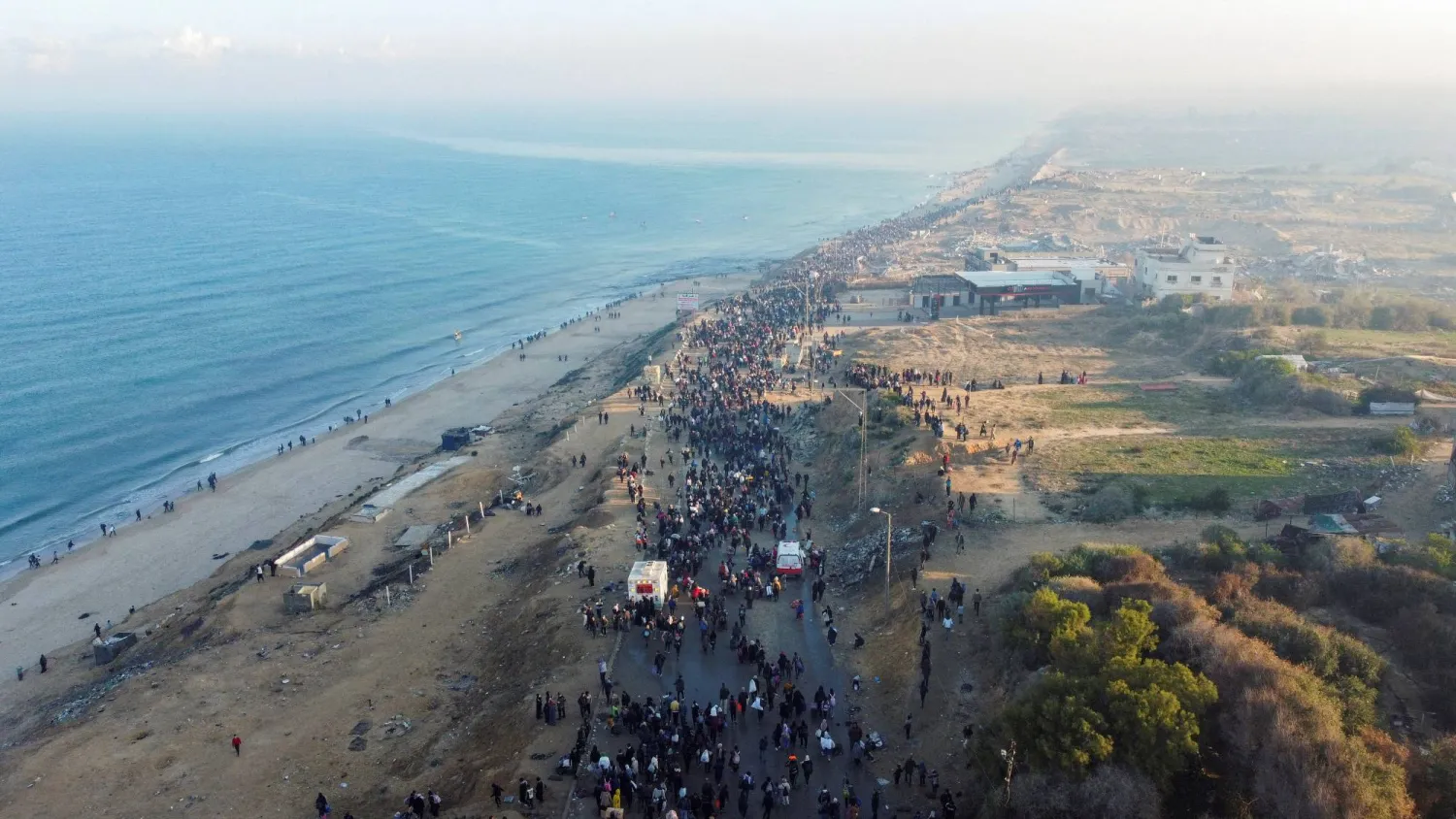 صورة بطائرة مسيّرة تظهر عشرات آلاف الفلسطينيين في طريقهم إلى منازلهم في شمال قطاع غزة بعد وقف إطلاق النار (رويترز)