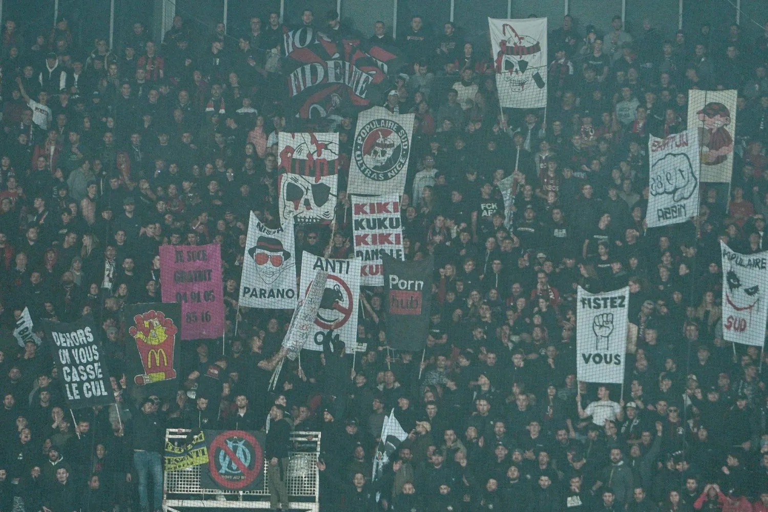 تُظهر الصورة لافتات مُهينة معروضة في المدرجات خلال مباراة أو جي سي نيس وأولمبيك مرسيليا (أ.ف.ب)