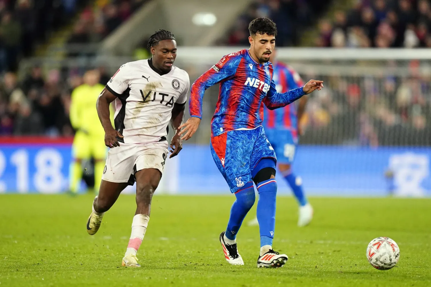 شادي رياض (يمين) لإصابة خطيرة في الركبة أثناء التدريبات (د.ب.أ)