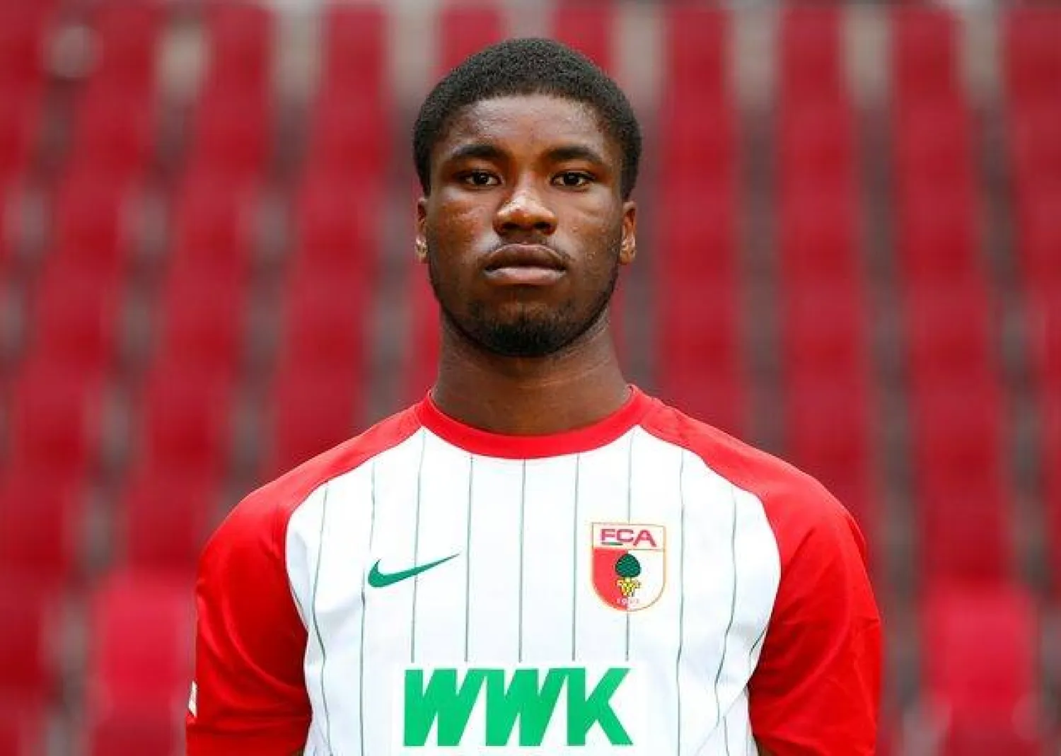 قلب دفاع نادي لانس كيفن دانسو يقترب من وولفرهامبتون (رويترز)