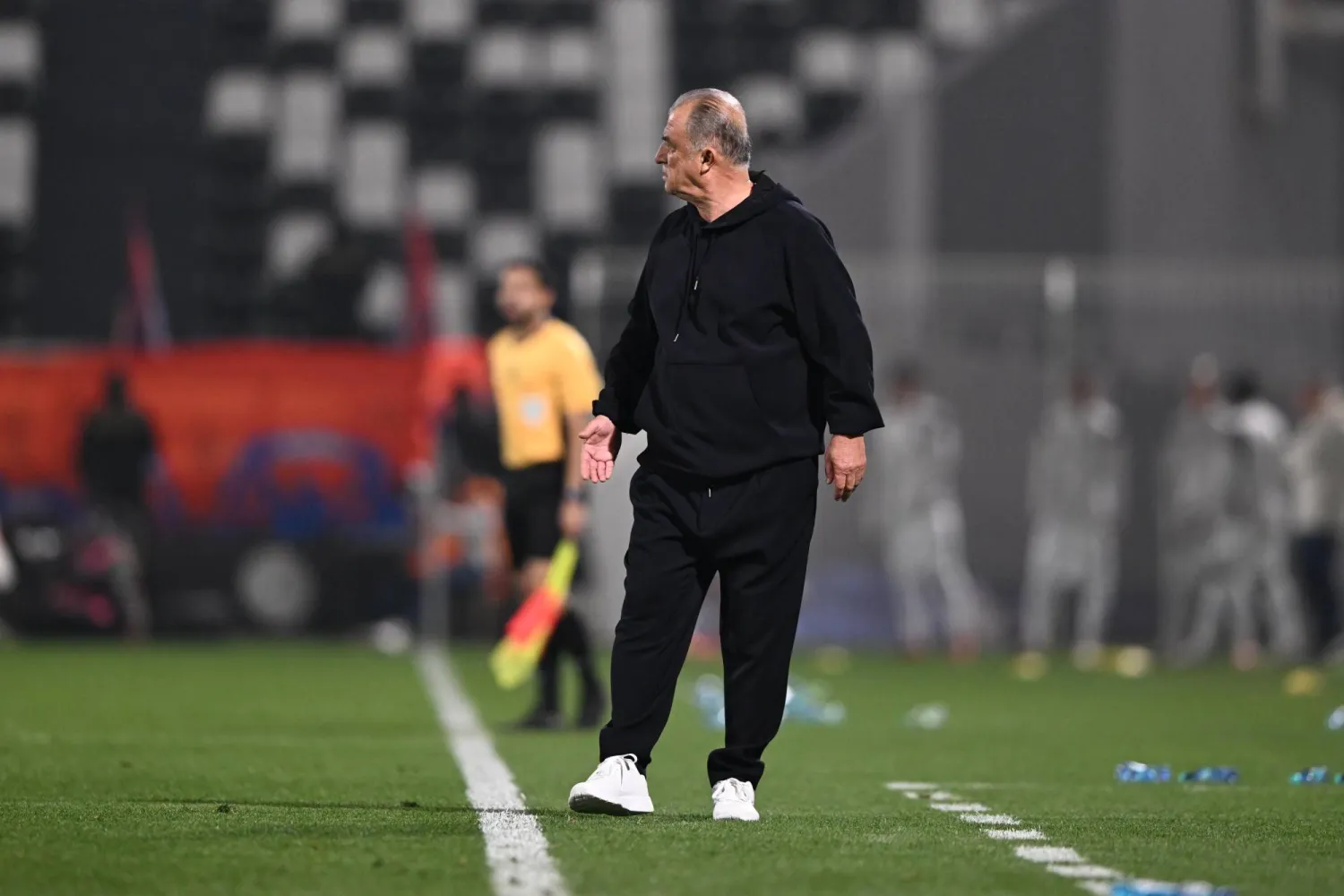 التركي فاتح تيريم مدرب فريق الشباب (تصوير: عبد الرحمن السالم)