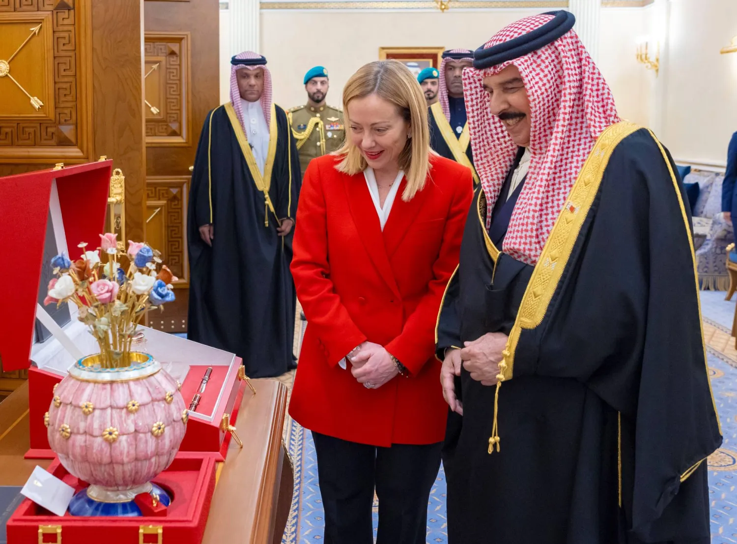 الملك حمد بن عيسى آل خليفة عاهل البحرين لدى استقباله اليوم رئيسة الوزراء الإيطالية جورجيا ميلوني في قصر القضيبية (بنا)