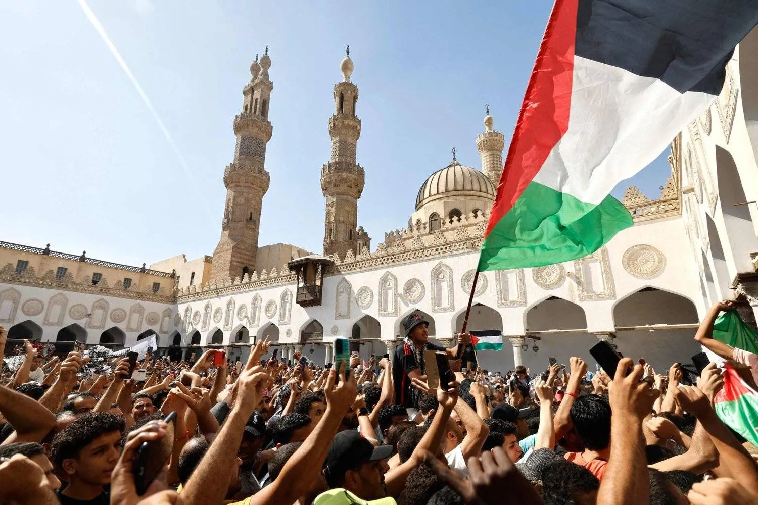 مصلون بالجامع الأزهر يُلوّحون بالعلم الفلسطيني خلال احتجاجات ضد العدوان الإسرائيلي في نوفمبر الماضي (أ.ف.ب)