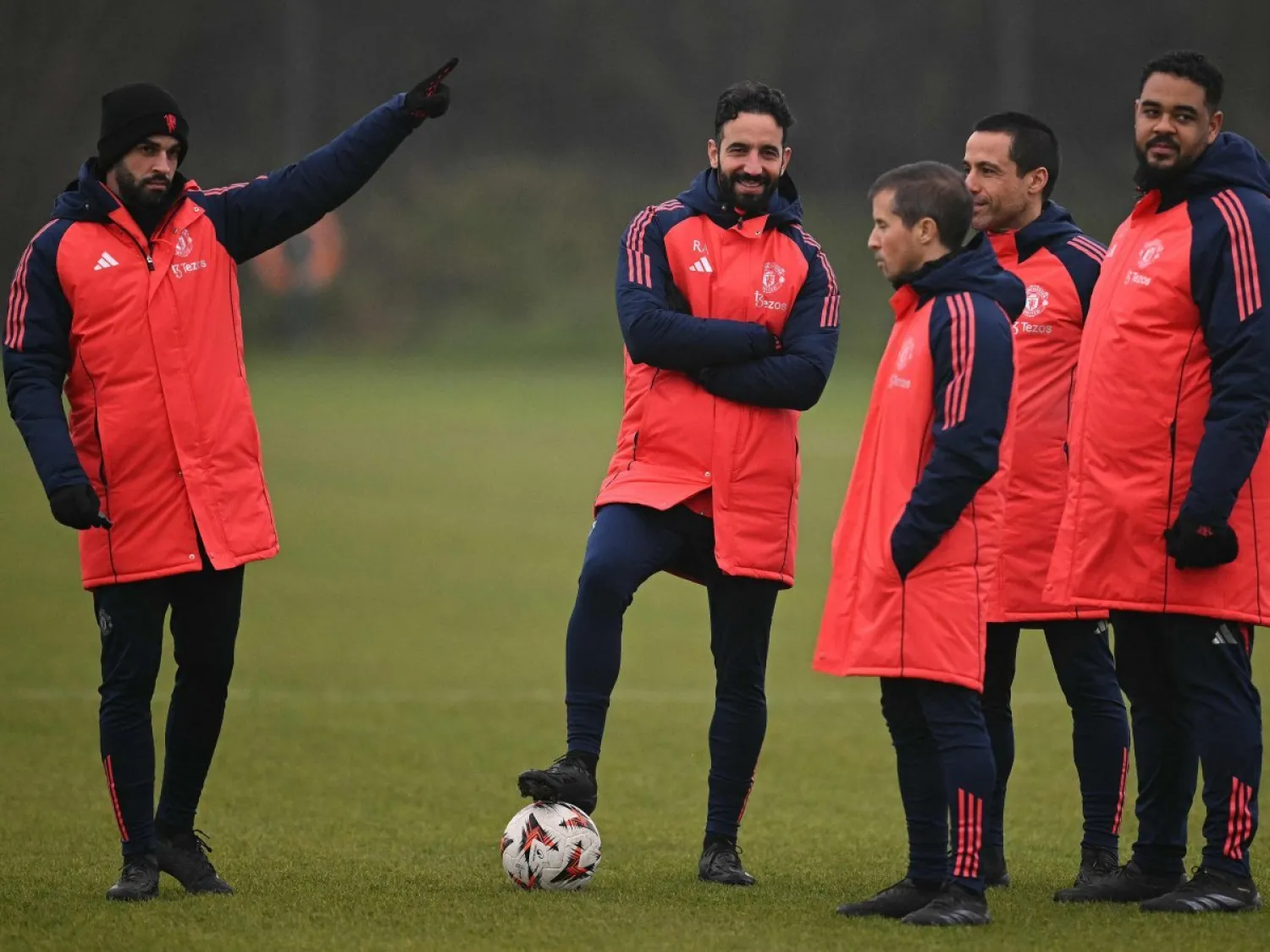 أموريم بين جهازه الفني في يونايتد يراقب التدريبات يوم إحتفاله بعيد ميلاده الأربعين (ا ف ب)