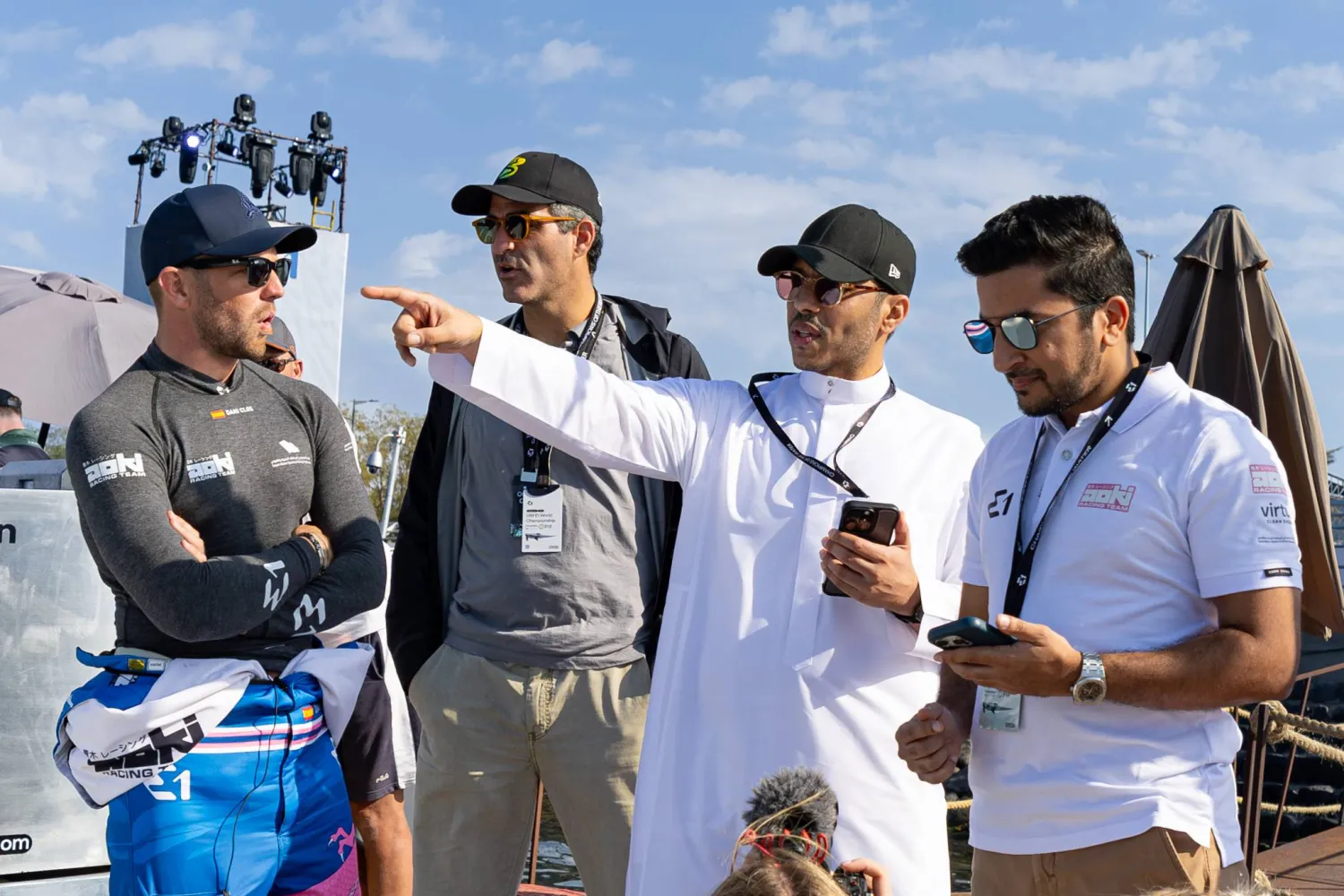 الأمير سلطان بن فهد يتحدث مع بعض المسؤولين عن البطولة (الاتحاد السعودي للرياضات البحرية)