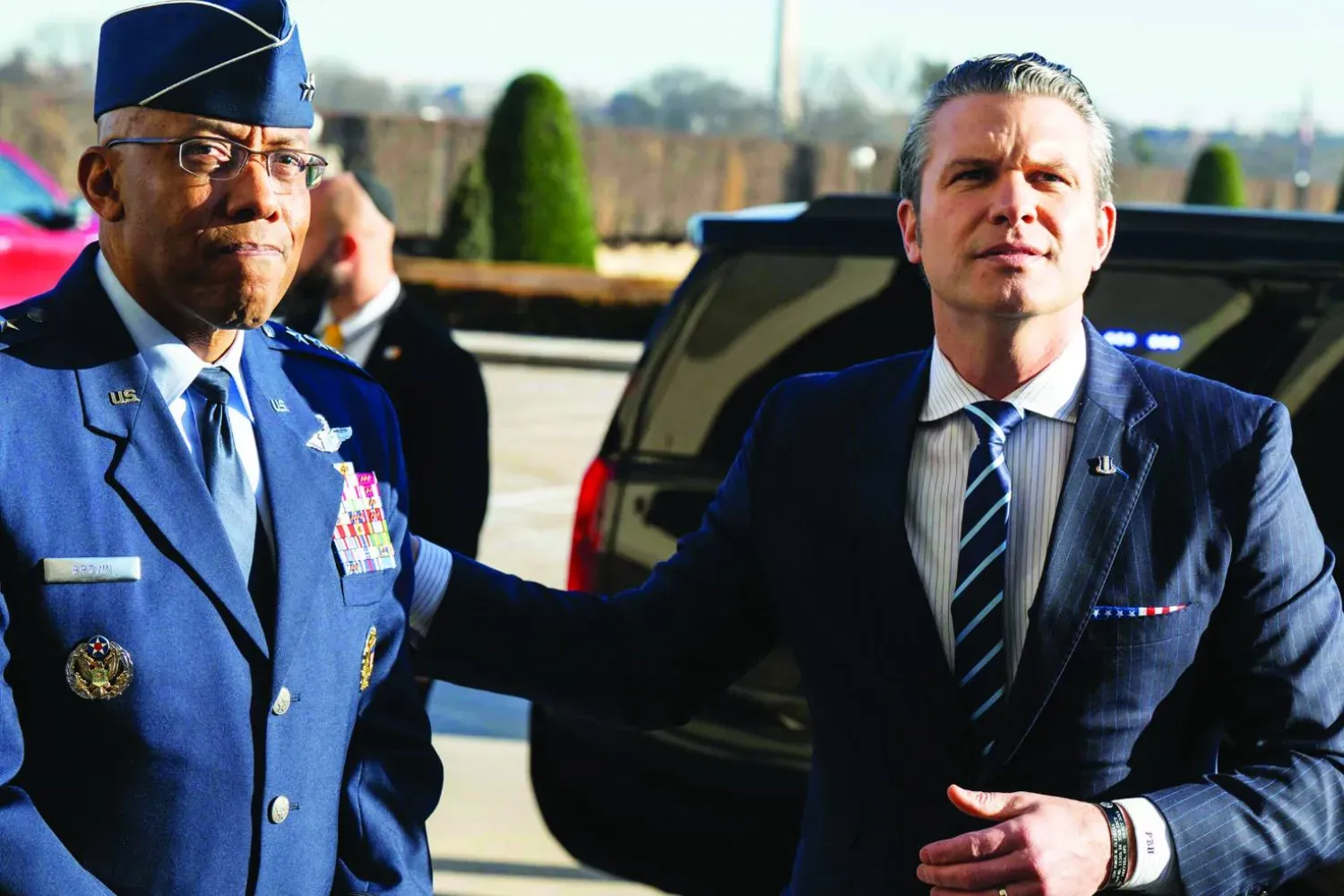 ABD Savunma Bakanı Pete Hegseth, Genelkurmay Başkanı General Charles Brown ile Pentagon'da (AFP)
