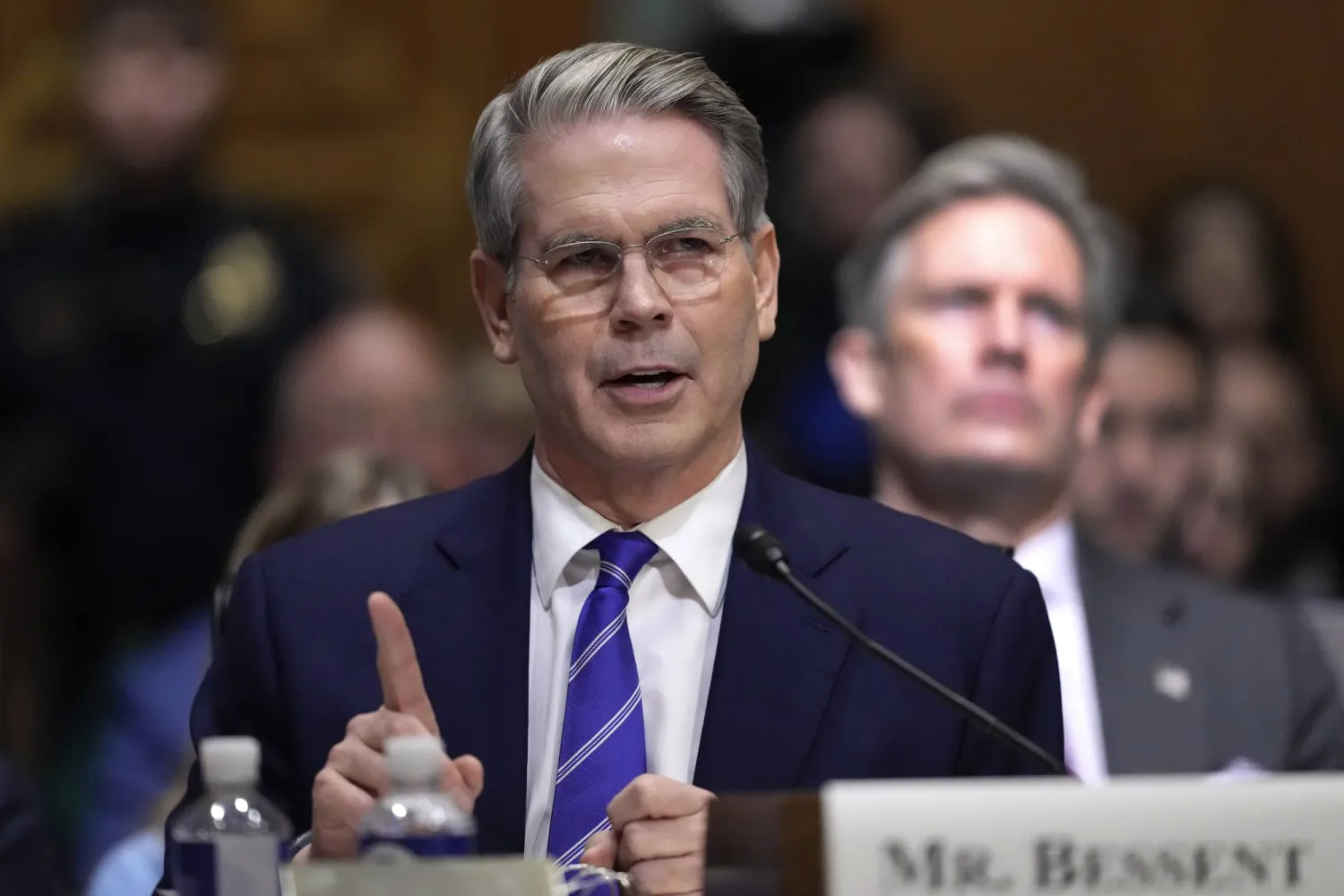 سكوت بيسينت أمام لجنة المالية بمجلس الشيوخ لجلسة تأكيد تعيينه (أرشيفية - أ.ب)