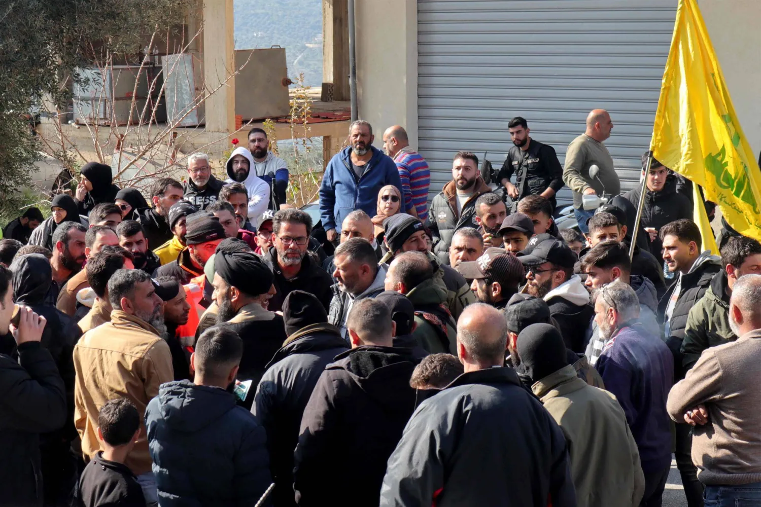 سكان قرية كفركلا في جنوب لبنان يتجمعون عند نقطة تفتيش للجيش اللبناني على مشارف قريتهم (أ.ف.ب)