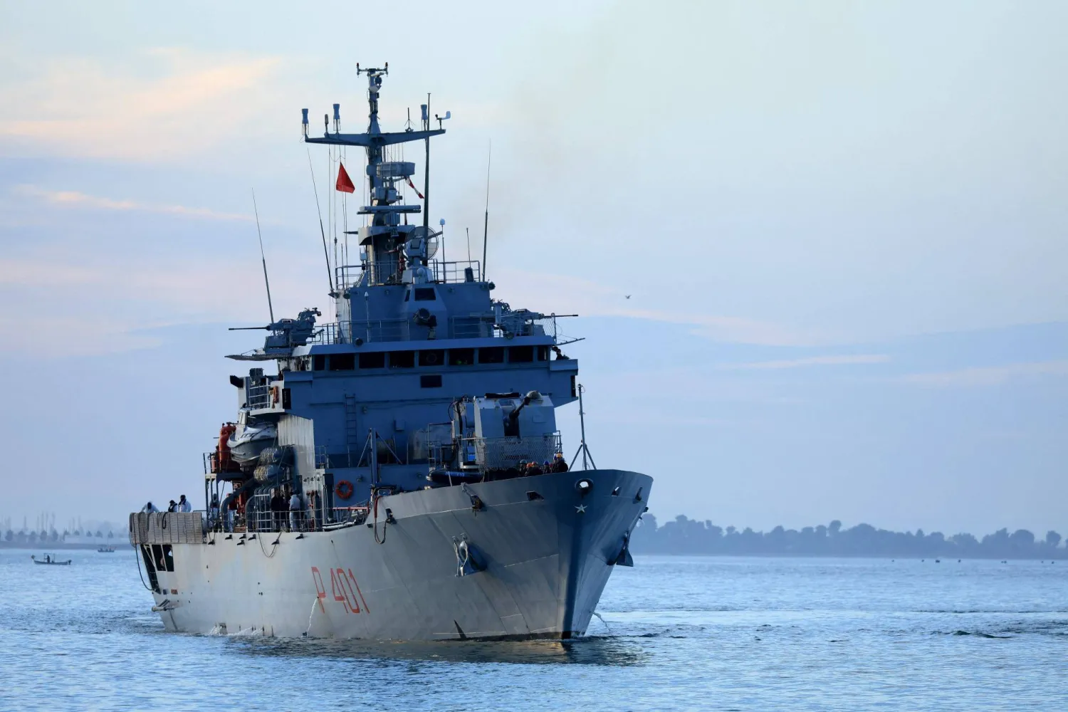 سفينة تحمل 49 مهاجراً وفقاً للسلطات الإيطالية تصل إلى ميناء شنغن الألباني بعد أيام من استئناف إيطاليا بعد توقف دام أشهراً نقل طالبي اللجوء إلى جارتها البحرية (أ.ف.ب)