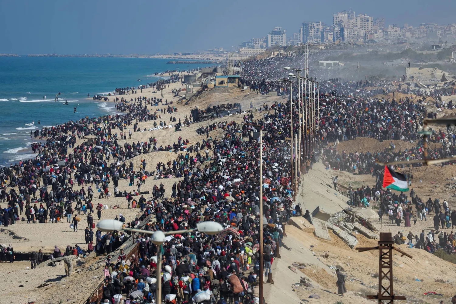 فلسطينيون نزحوا إلى الجنوب بأمر من إسرائيل خلال الحرب يعودون إلى منازلهم في شمال غزة بعد وقف إطلاق النار (رويترز)