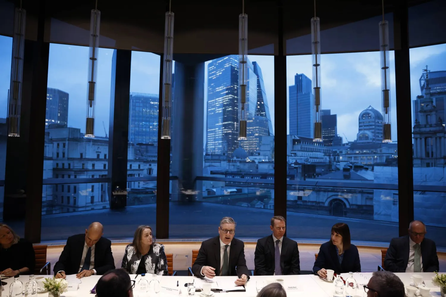 رئيس وزراء بريطانيا كير ستارمر ووزيرة الخزانة راشيل ريفز في اجتماع مع قادة الأعمال بلندن (أ.ب)