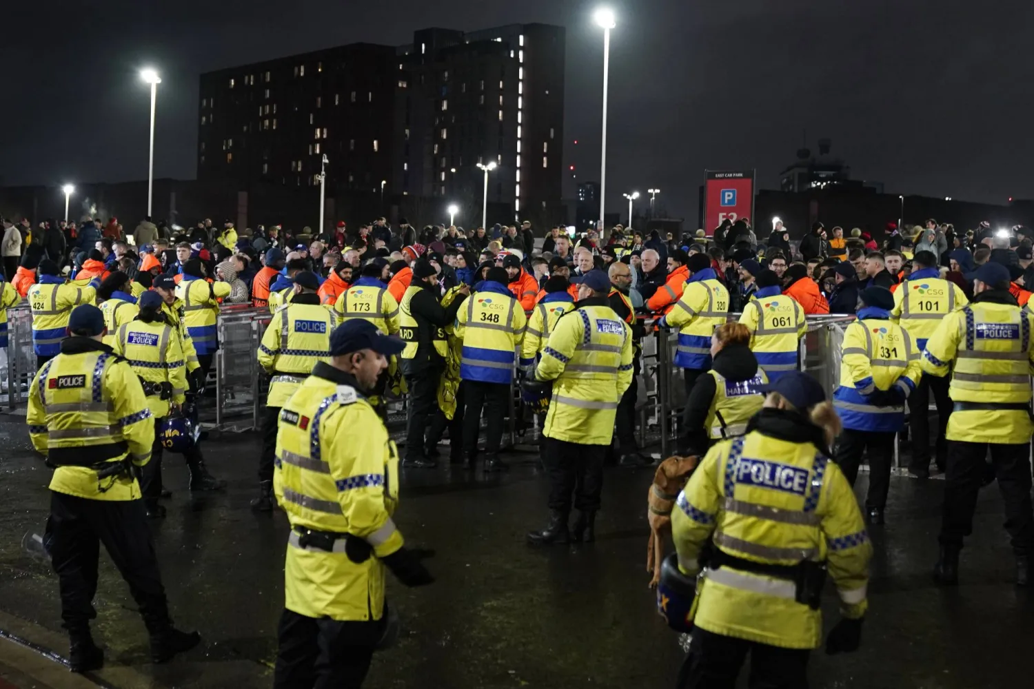 السلطات جاهزة لأي حالات شغب أو تجاوز قبل الموقعة المرتقبة (أ.ب)