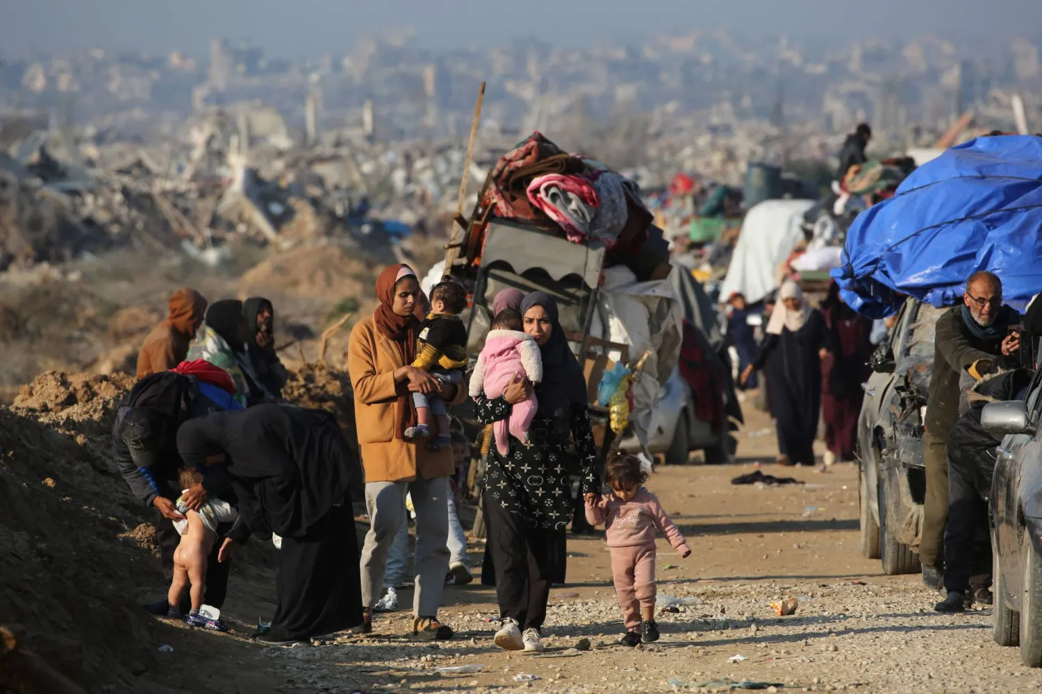فلسطينيون في طريق العودة لشمال غزة (أ.ف.ب)
