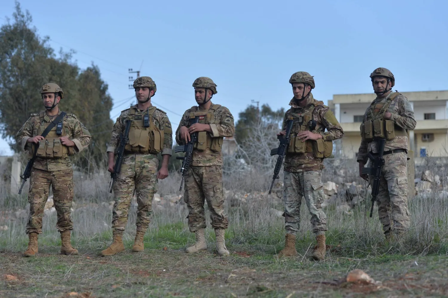 جنود من الجيش اللبناني في بلدة ميس الجبل الجنوبية (إ.ب.أ)