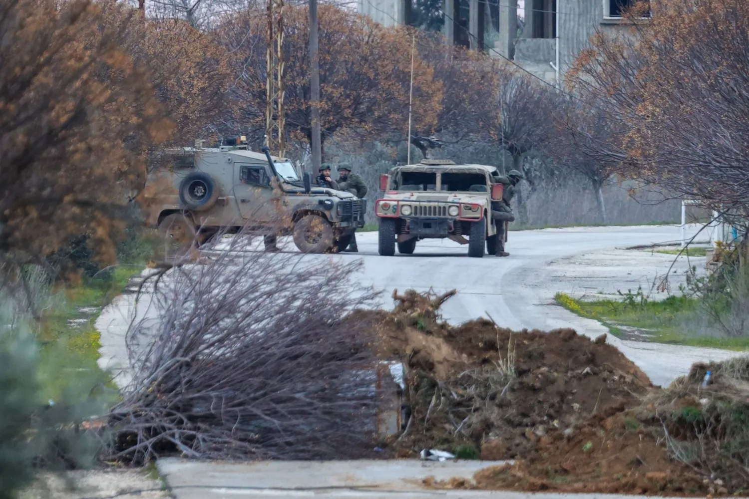 آليات عسكرية إسرائيلية عند الحدود اللبنانية (أ.ف.ب)