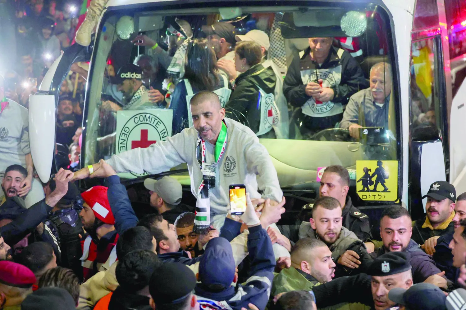 الأسير الفلسطيني زكريا الزبيدي لدى وصوله إلى رام الله بعدما أفرجت عنه إسرائيل أمس (أ.ف.ب)